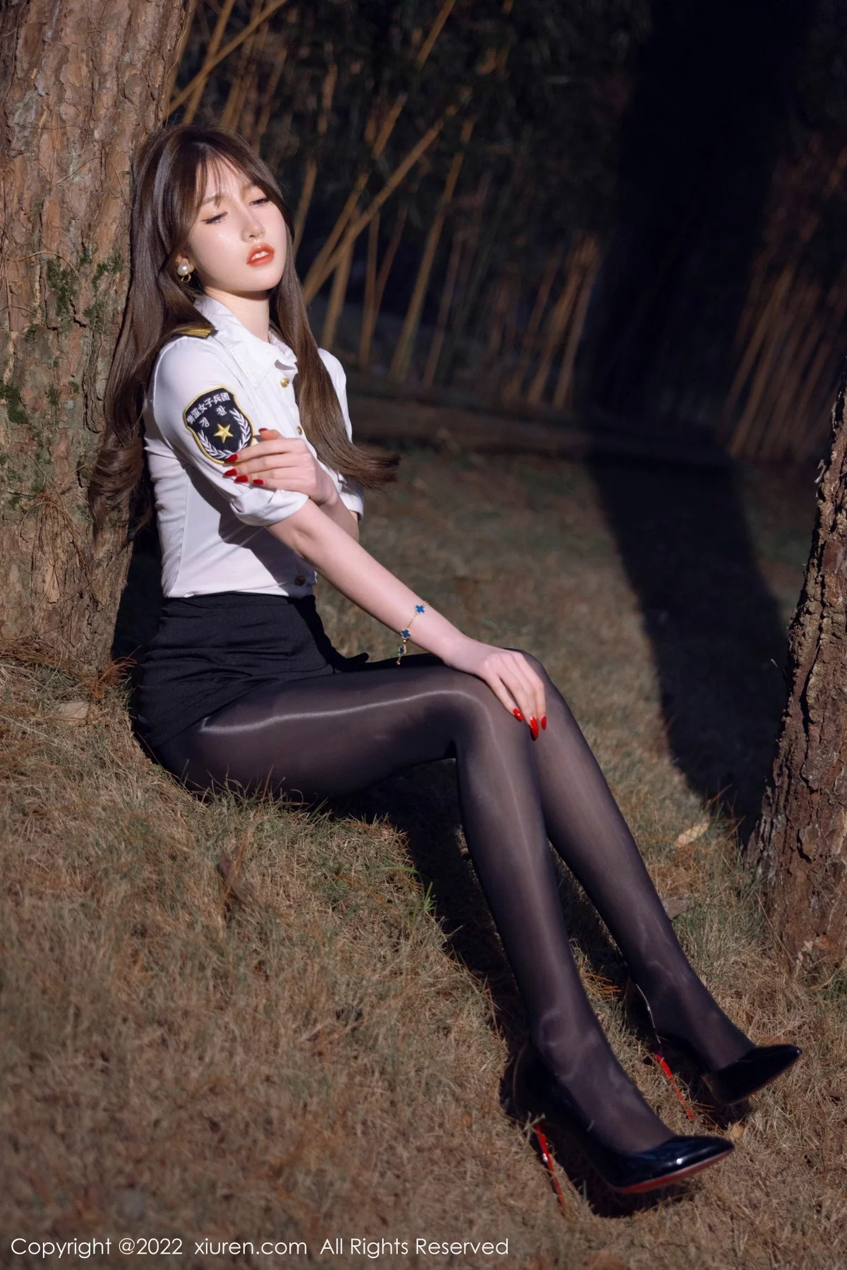 [[XiuRen秀人网]秀人网]No.4492_模特美桃酱户外夜晚树林+私房床上性感女兵制服配黑丝诱惑写真56P