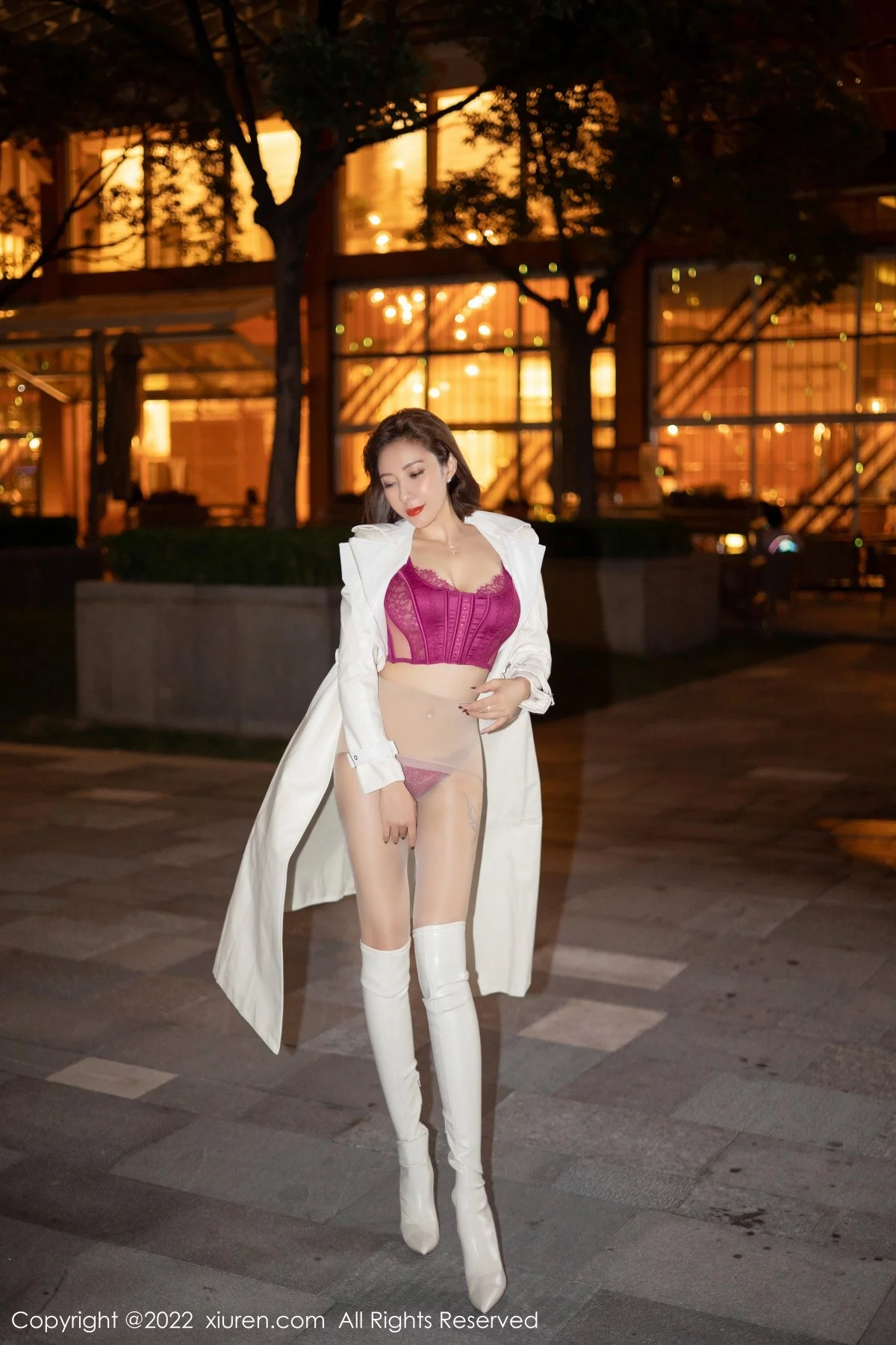[[XiuRen秀人网]秀人网]No.4495_御姐果儿Victoria青海旅拍脱风衣露艳红色蕾丝内衣丰满诱惑写真64P