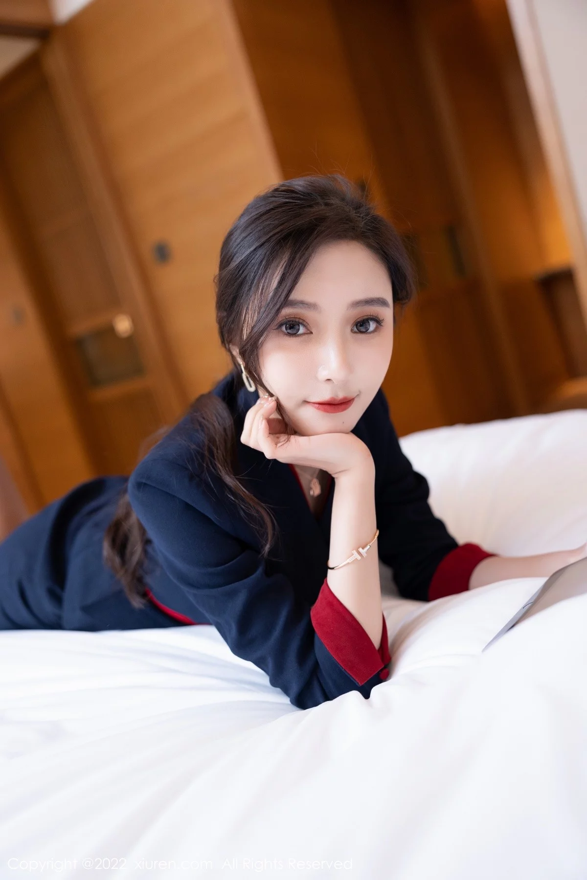 [[XiuRen秀人网]秀人网]No.4500_女神王馨瑶yanni职业装主题蓝色上衣配短裙超薄黑丝诱惑写真90P