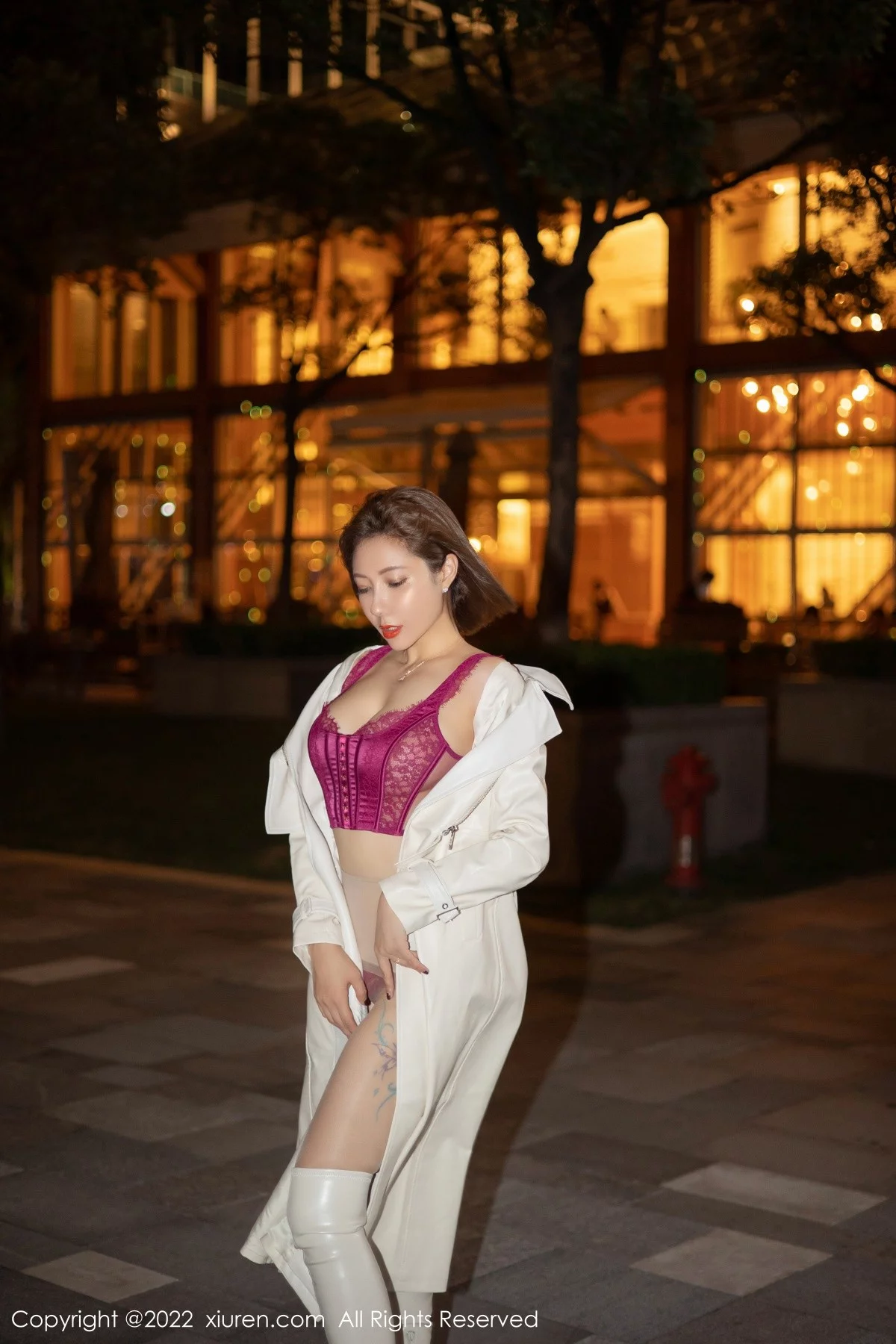 [[XiuRen秀人网]秀人网]No.4495_御姐果儿Victoria青海旅拍脱风衣露艳红色蕾丝内衣丰满诱惑写真64P