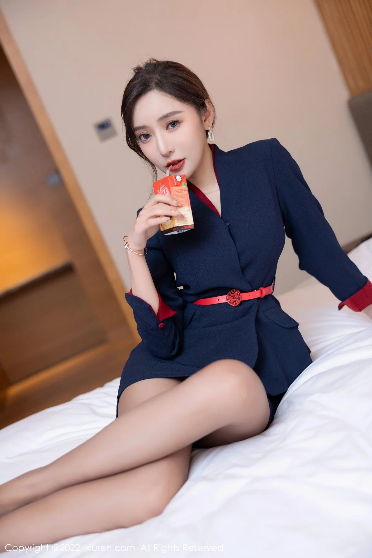 [[XiuRen秀人网]秀人网]No.4500_女神王馨瑶yanni职业装主题蓝色上衣配短裙超薄黑丝诱惑写真90P