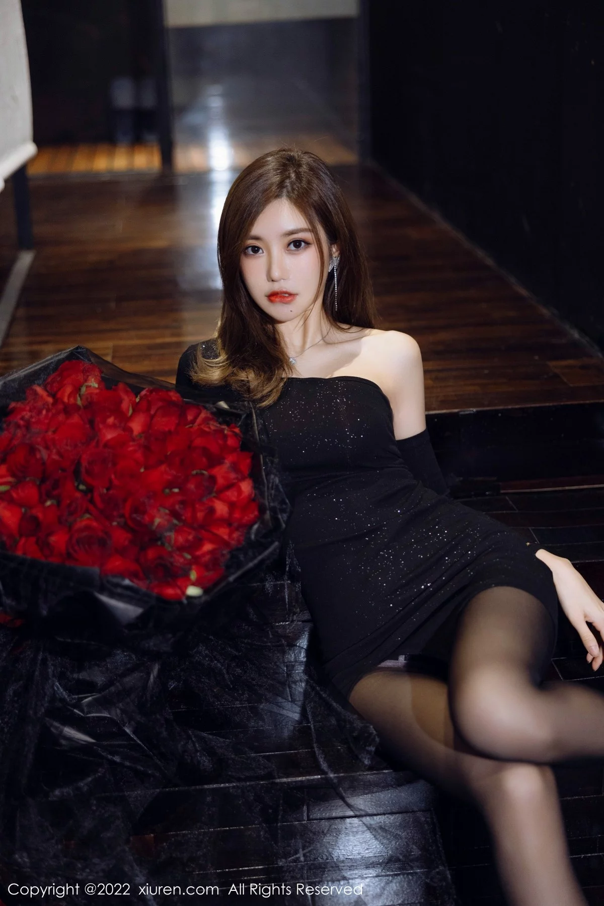 [[XiuRen秀人网]秀人网]No.4498_女神绮里嘉ula黑色露肩连衣短裙配超薄黑丝秀完美身材诱惑写真51P