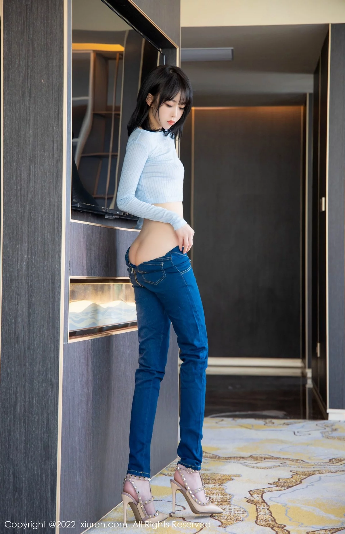 [[XiuRen秀人网]秀人网]No.4584_模特奶瓶蓝色外套配牛仔裤私房半脱秀浑圆翘臀极致诱惑写真94P