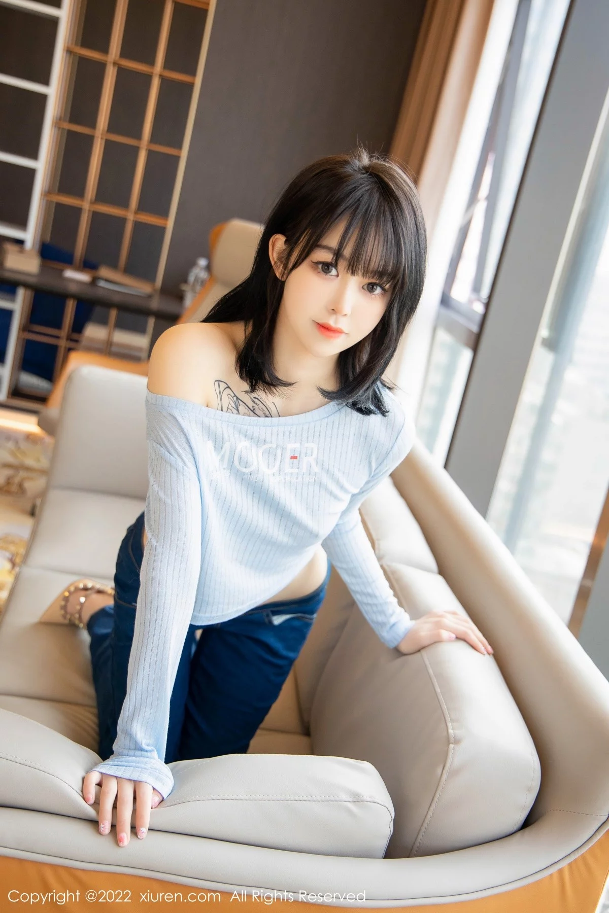 [[XiuRen秀人网]秀人网]No.4584_模特奶瓶蓝色外套配牛仔裤私房半脱秀浑圆翘臀极致诱惑写真94P