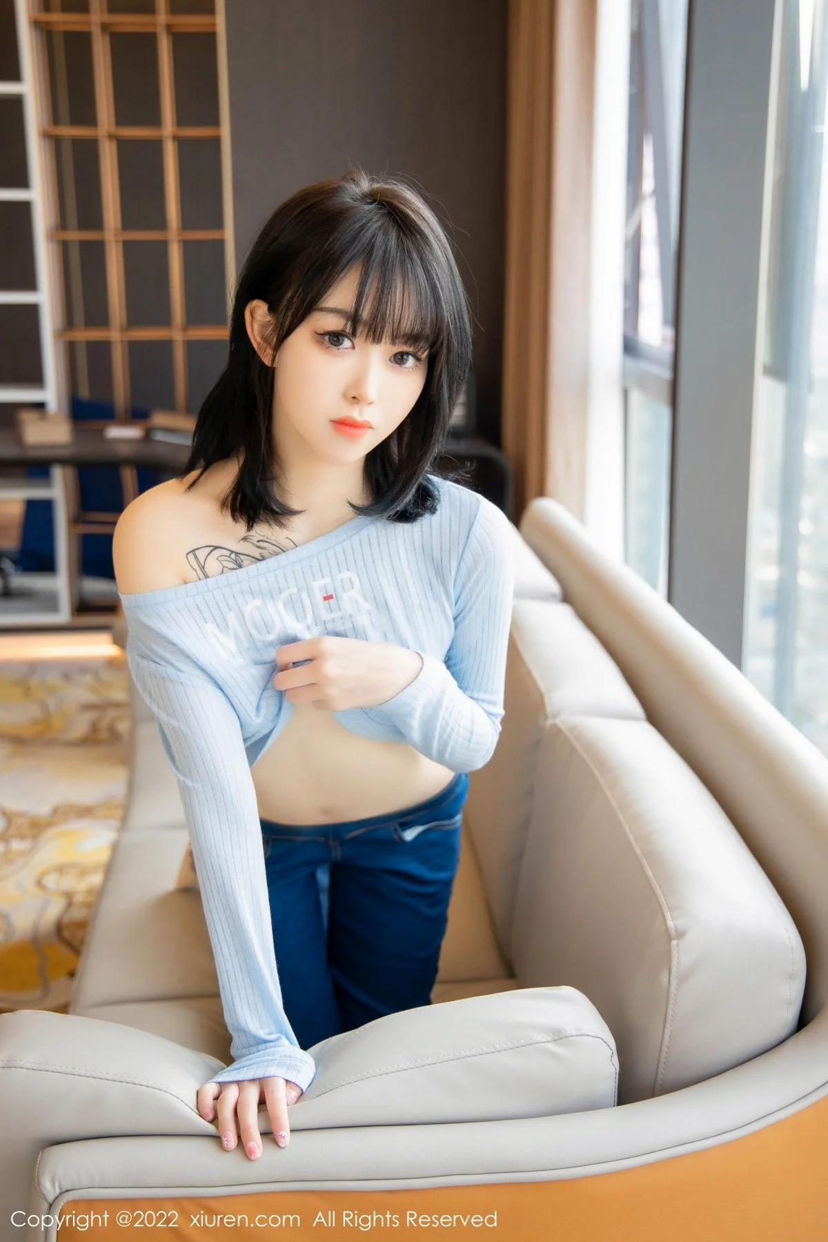 [[XiuRen秀人网]秀人网]No.4584_模特奶瓶蓝色外套配牛仔裤私房半脱秀浑圆翘臀极致诱惑写真94P