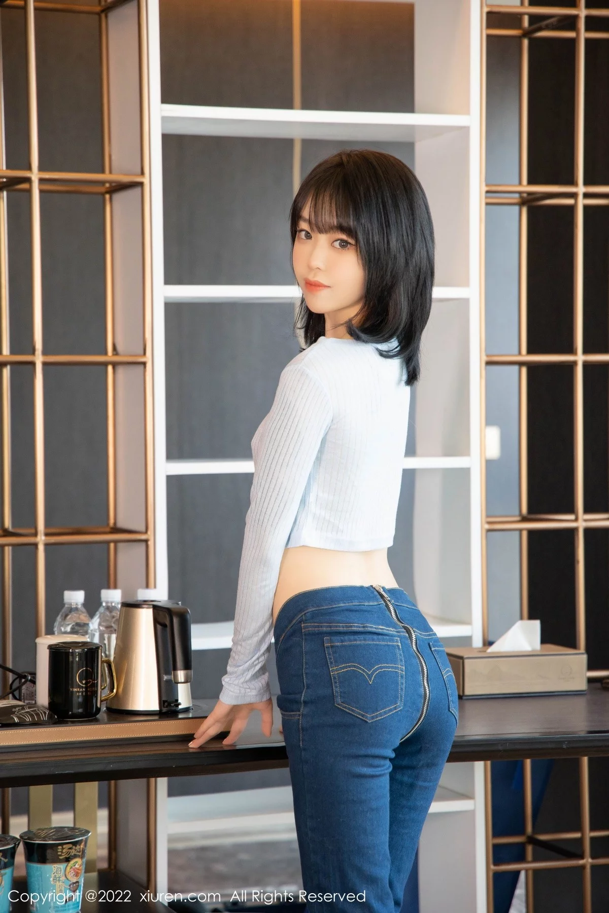 [[XiuRen秀人网]秀人网]No.4584_模特奶瓶蓝色外套配牛仔裤私房半脱秀浑圆翘臀极致诱惑写真94P