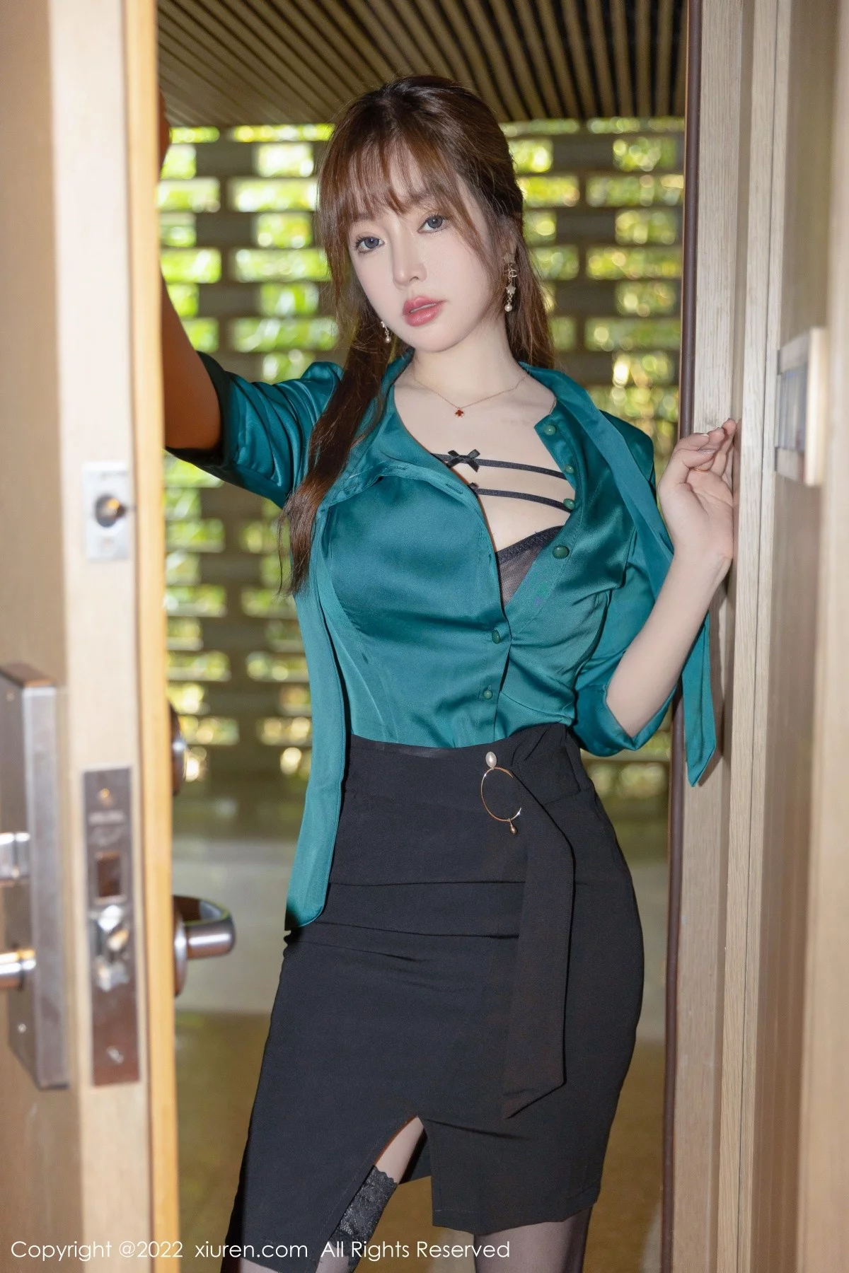 [[XiuRen秀人网]秀人网]No.4653_女神王雨纯蓝灰色T恤配黑短裙半撩露黑丝吊袜秀翘臀诱惑写真50P