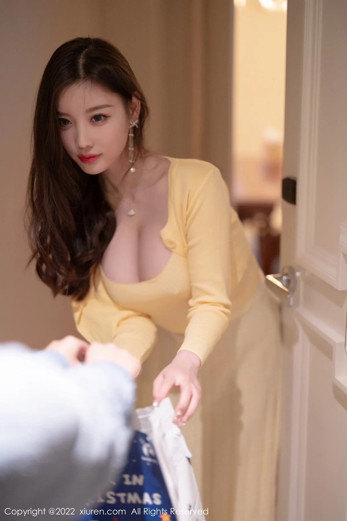 [[XiuRen秀人网]秀人网]No.4654_女神杨晨晨Yome淡黄色上衣配长裙原色丝袜秀完美身材诱惑写真77P
