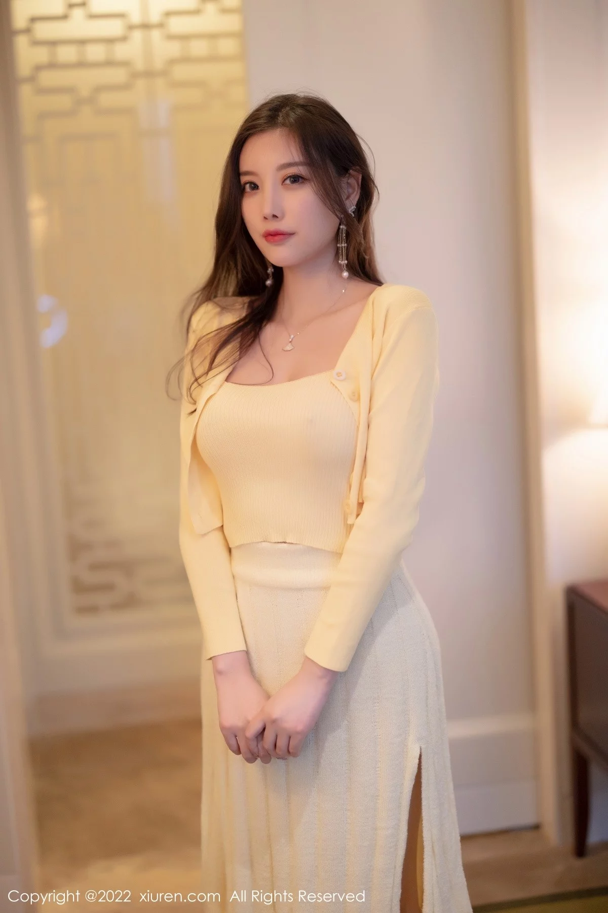 [[XiuRen秀人网]秀人网]No.4654_女神杨晨晨Yome淡黄色上衣配长裙原色丝袜秀完美身材诱惑写真77P