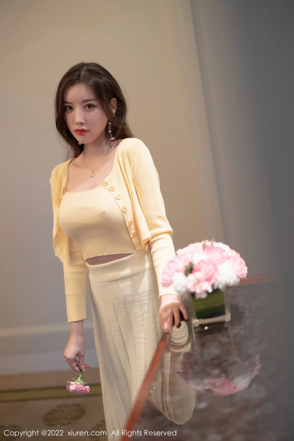 [[XiuRen秀人网]秀人网]No.4654_女神杨晨晨Yome淡黄色上衣配长裙原色丝袜秀完美身材诱惑写真77P