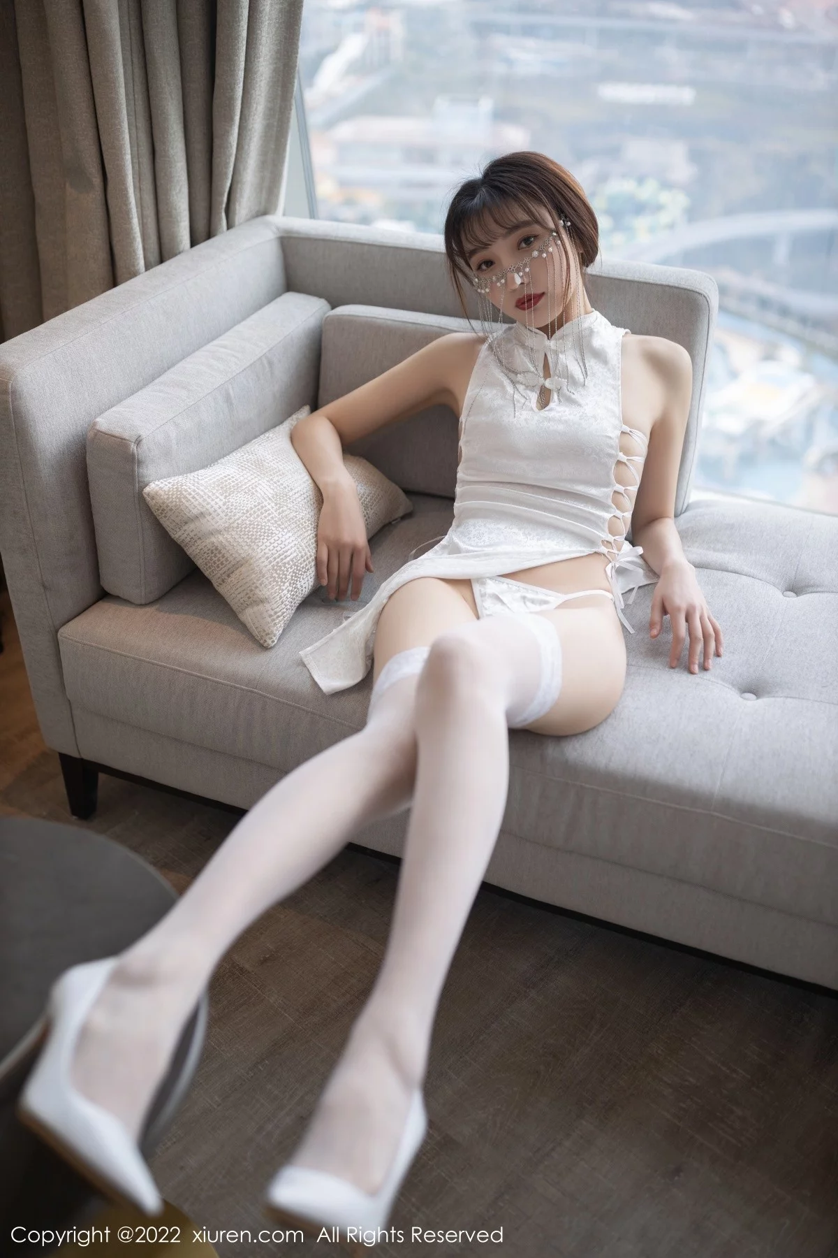 [[XiuRen秀人网]秀人网]No.4660_模特陆萱萱珠三角旅拍酒店白色情趣旗袍配蕾丝袜撩人诱惑写真75P