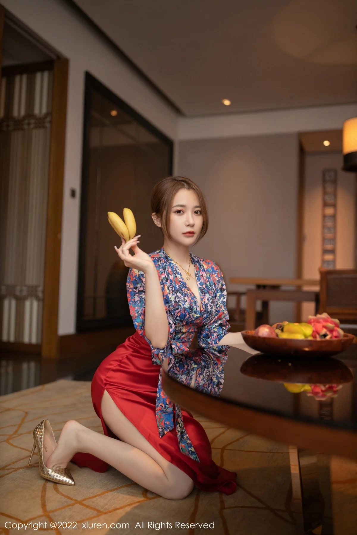 [[XiuRen秀人网]秀人网]No.4674_模特鱼子酱Fish三亚旅拍花纹上衣配红裙子露蕾丝内衣诱惑写真74P