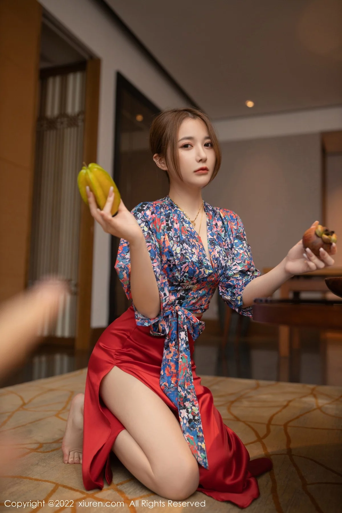 [[XiuRen秀人网]秀人网]No.4674_模特鱼子酱Fish三亚旅拍花纹上衣配红裙子露蕾丝内衣诱惑写真74P