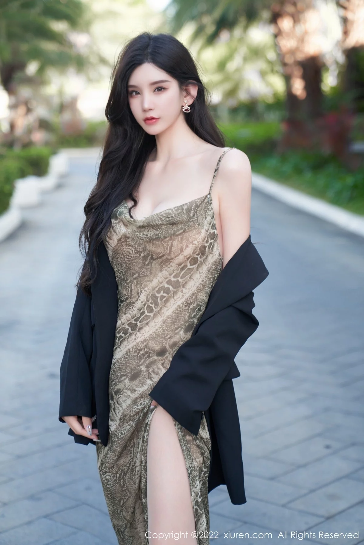 [[XiuRen秀人网]秀人网]No.4676_女神周于希Sally三亚旅拍吊带裙配肉丝裤袜秀惹火身材诱惑写真64P