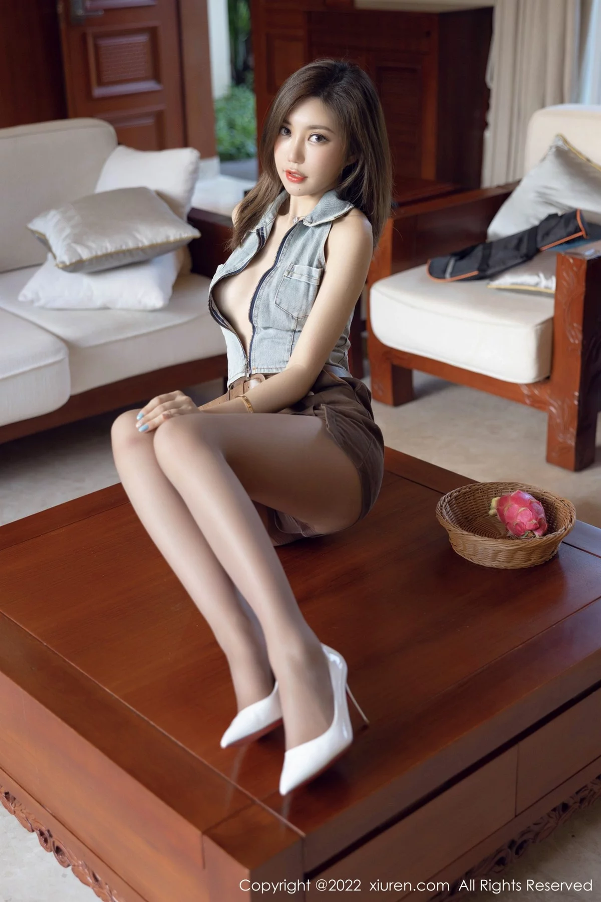 [[XiuRen秀人网]秀人网]No.4675_女神绮里嘉ula珠三角旅拍室内牛仔服配短裙秀曼妙身姿迷人写真51P