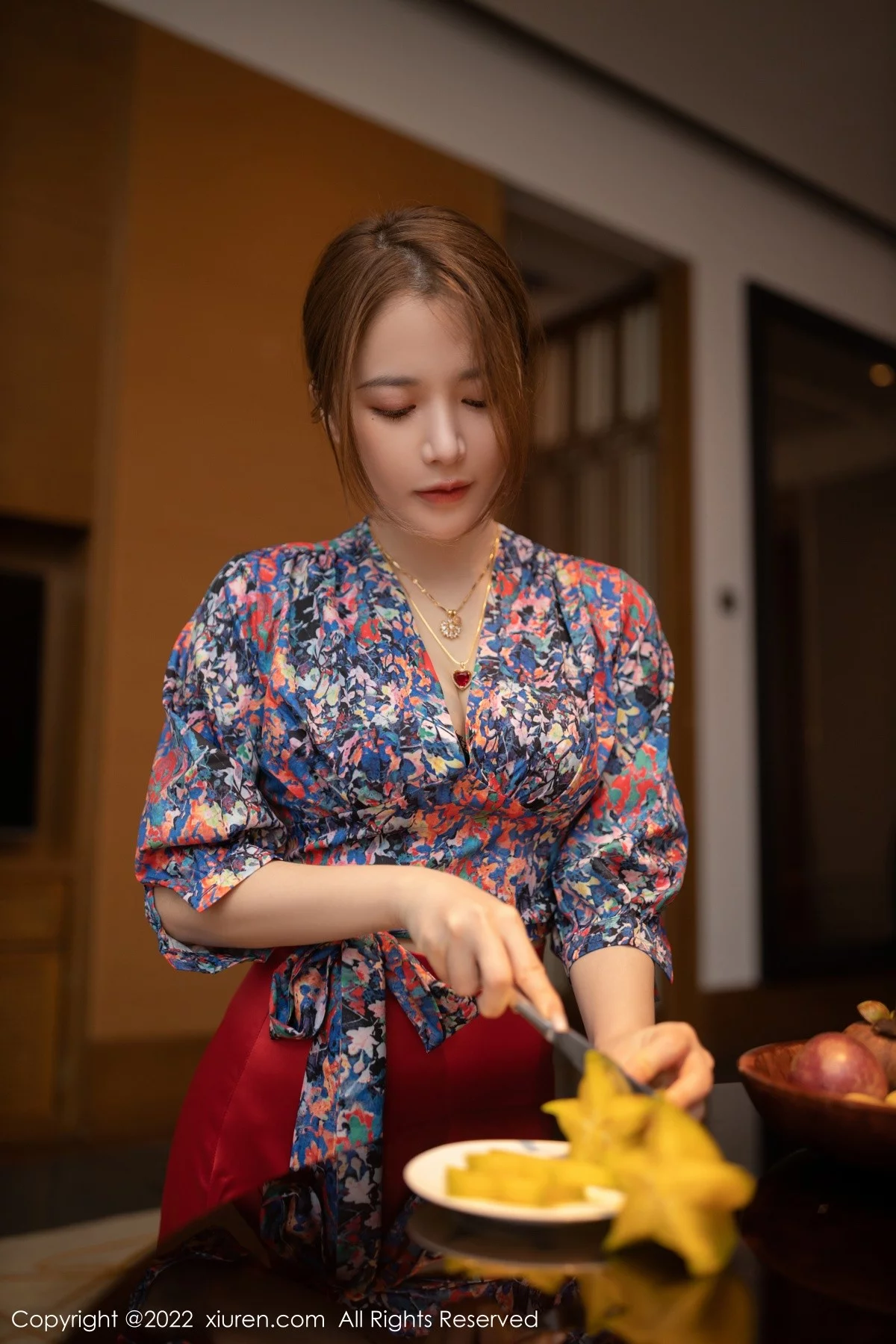 [[XiuRen秀人网]秀人网]No.4674_模特鱼子酱Fish三亚旅拍花纹上衣配红裙子露蕾丝内衣诱惑写真74P