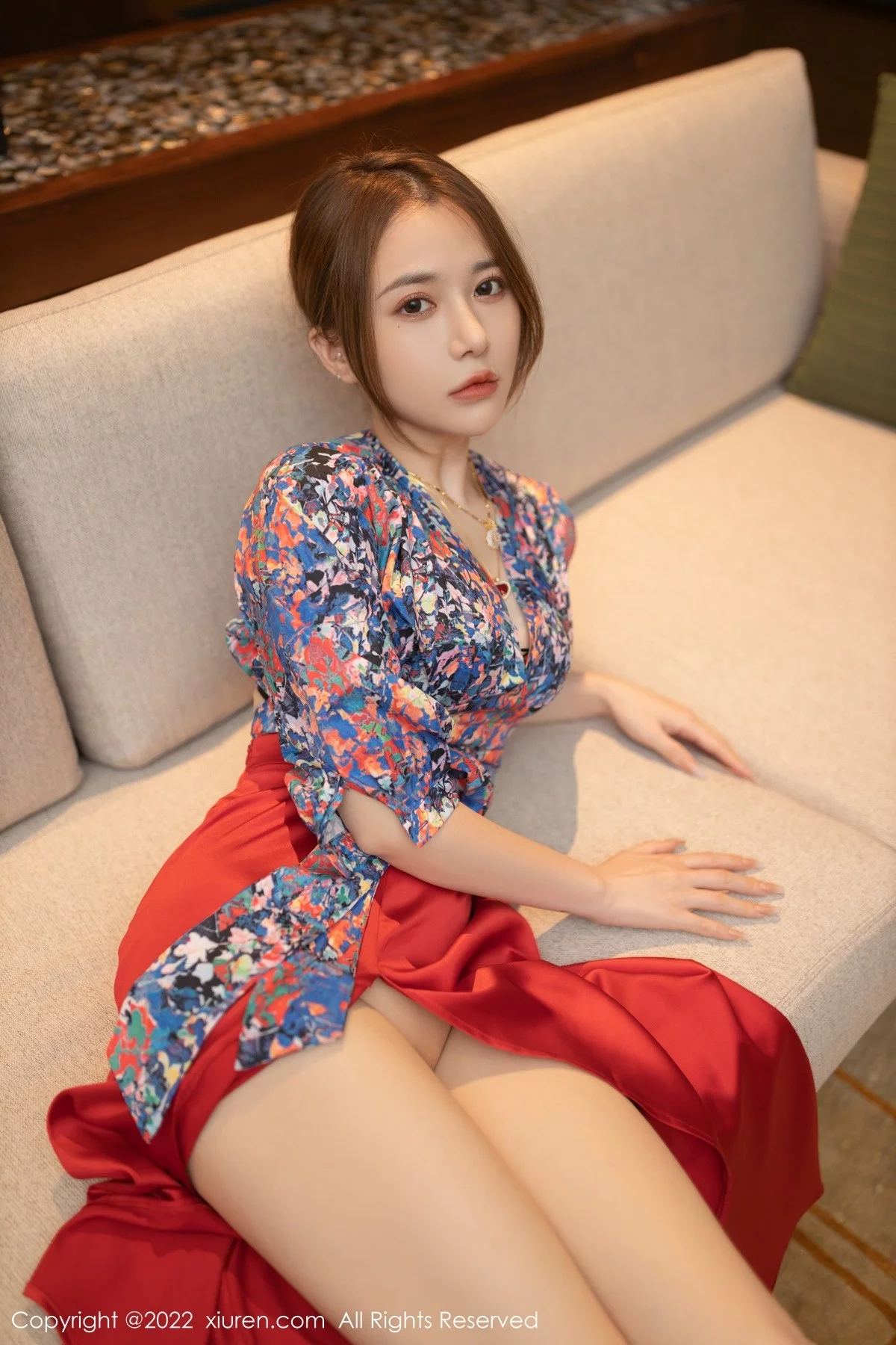 [[XiuRen秀人网]秀人网]No.4674_模特鱼子酱Fish三亚旅拍花纹上衣配红裙子露蕾丝内衣诱惑写真74P