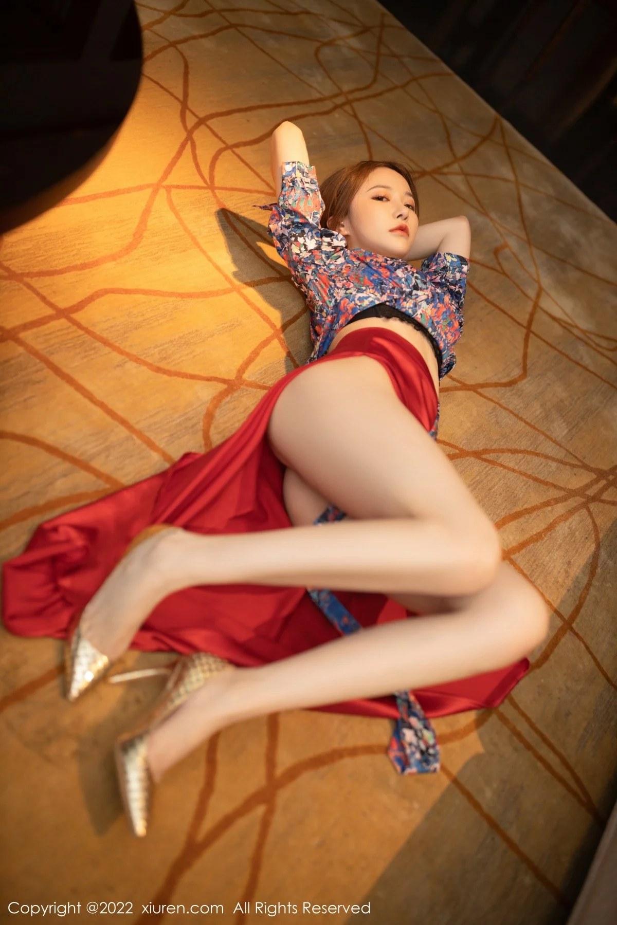 [[XiuRen秀人网]秀人网]No.4674_模特鱼子酱Fish三亚旅拍花纹上衣配红裙子露蕾丝内衣诱惑写真74P