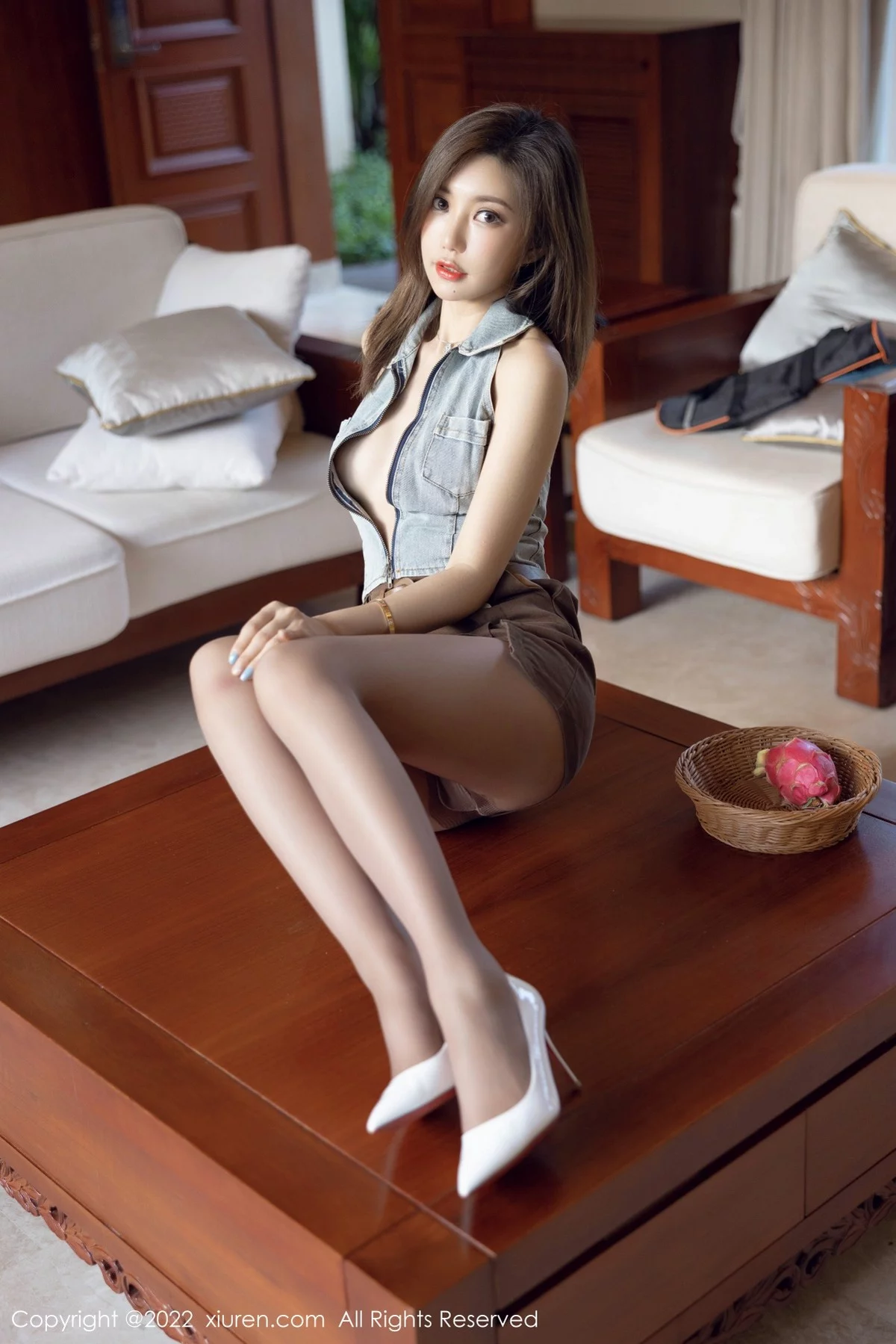 [[XiuRen秀人网]秀人网]No.4675_女神绮里嘉ula珠三角旅拍室内牛仔服配短裙秀曼妙身姿迷人写真51P