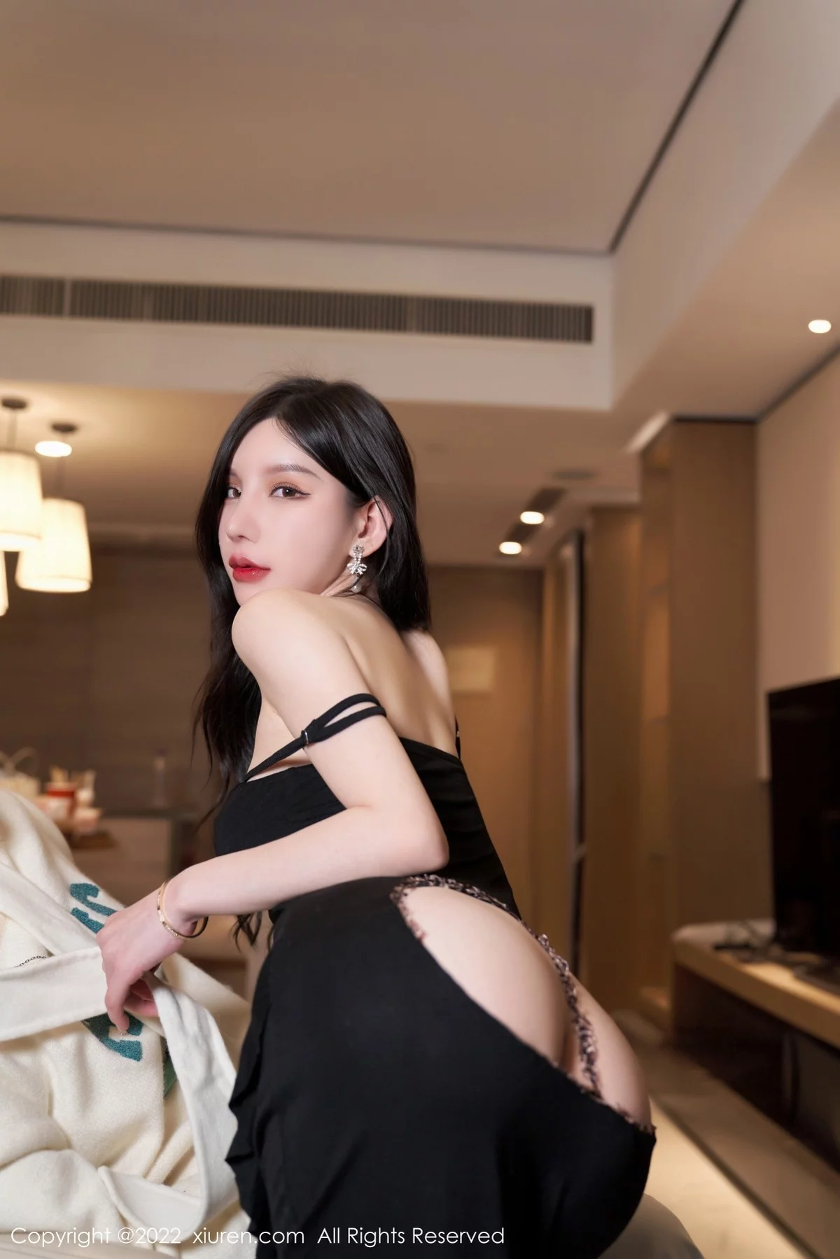 [[XiuRen秀人网]秀人网]No.4594_女神周于希Sally三亚旅拍性感黑色吊裙配黑丝吊袜撩人诱惑写真70P