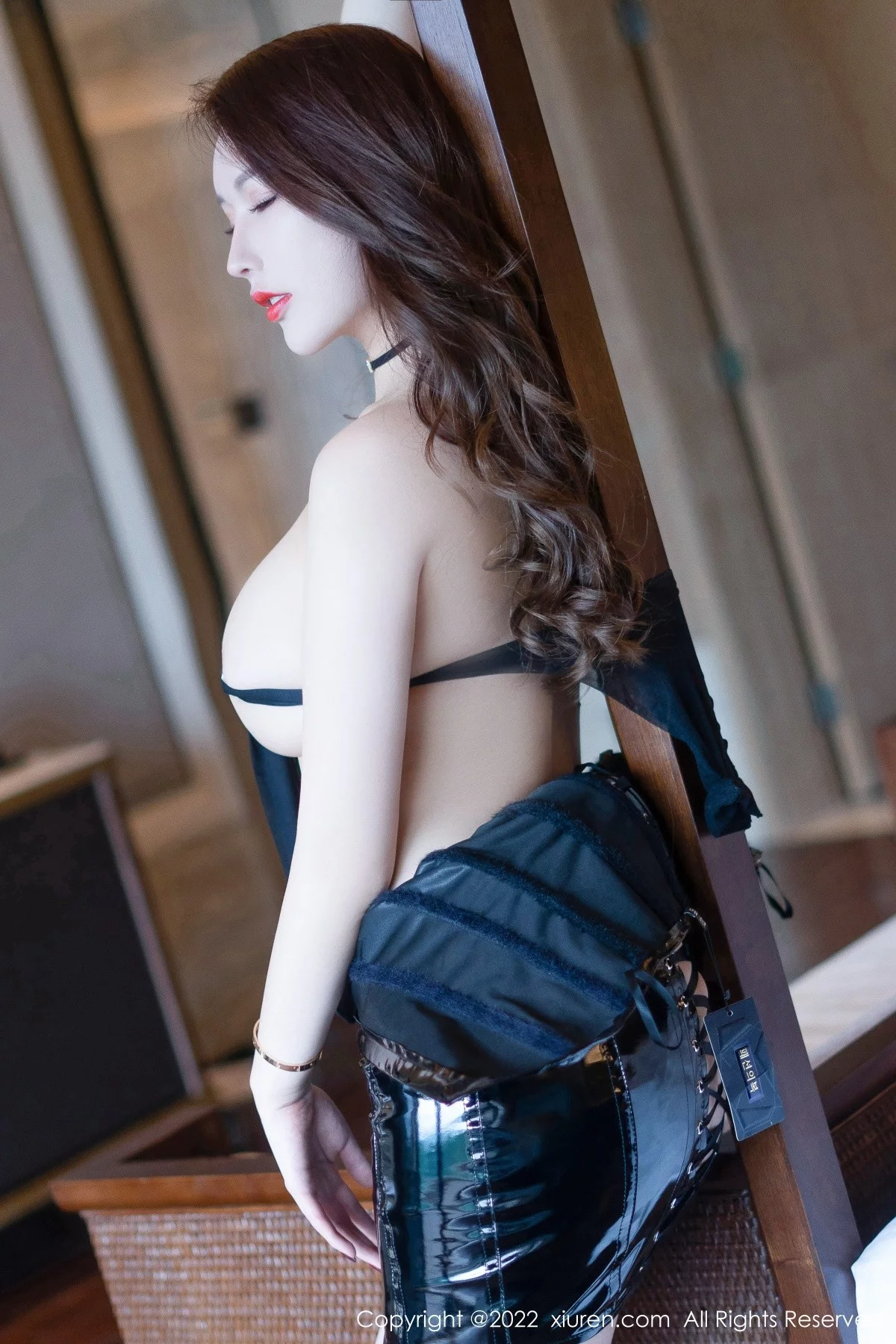 [[XiuRen秀人网]秀人网]No.4681_女神Egg_尤妮丝黑色露肩皮质连衣裙秀魔鬼般惹火身材诱惑写真41P