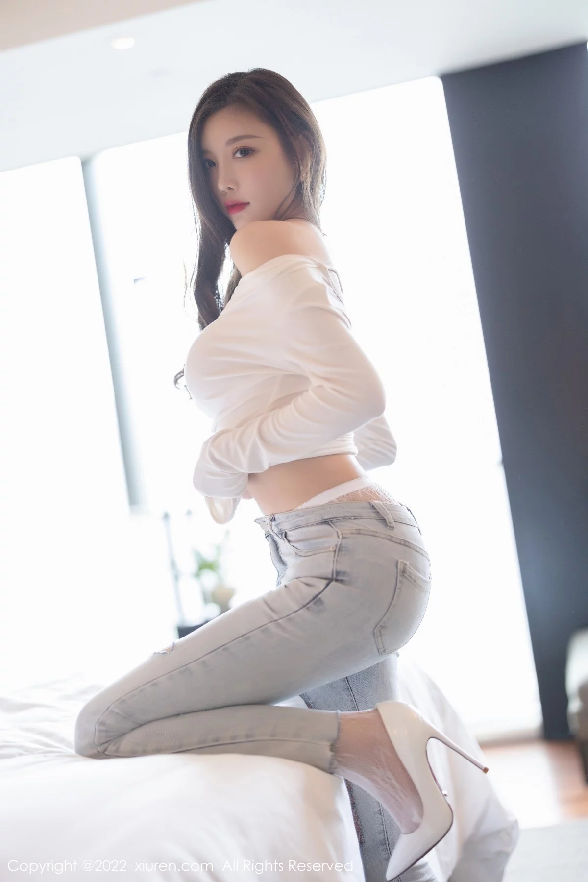 [[XiuRen秀人网]秀人网]No.4682_女神杨晨晨Yome白色收身衣配牛仔裤半脱露蕾丝内衣诱惑写真86P