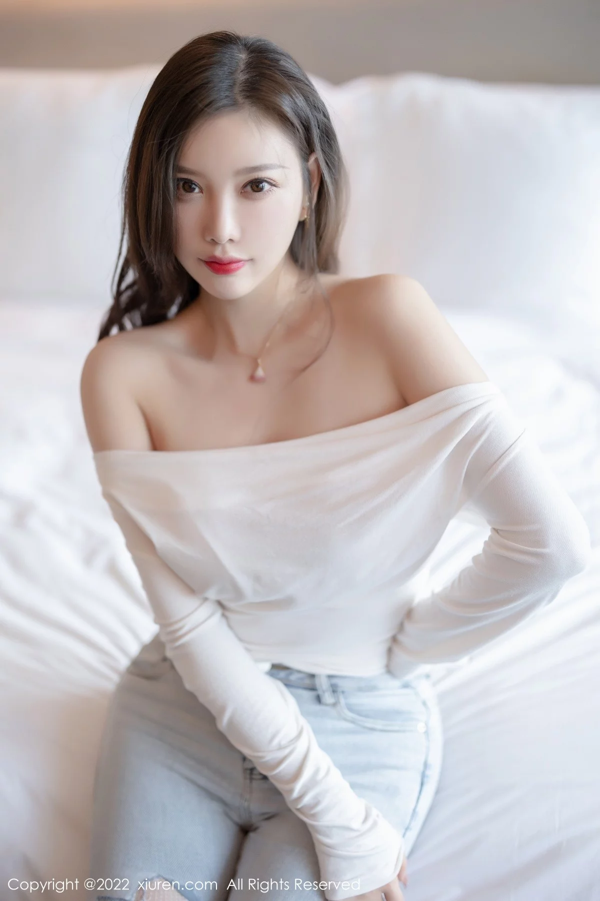 [[XiuRen秀人网]秀人网]No.4682_女神杨晨晨Yome白色收身衣配牛仔裤半脱露蕾丝内衣诱惑写真86P