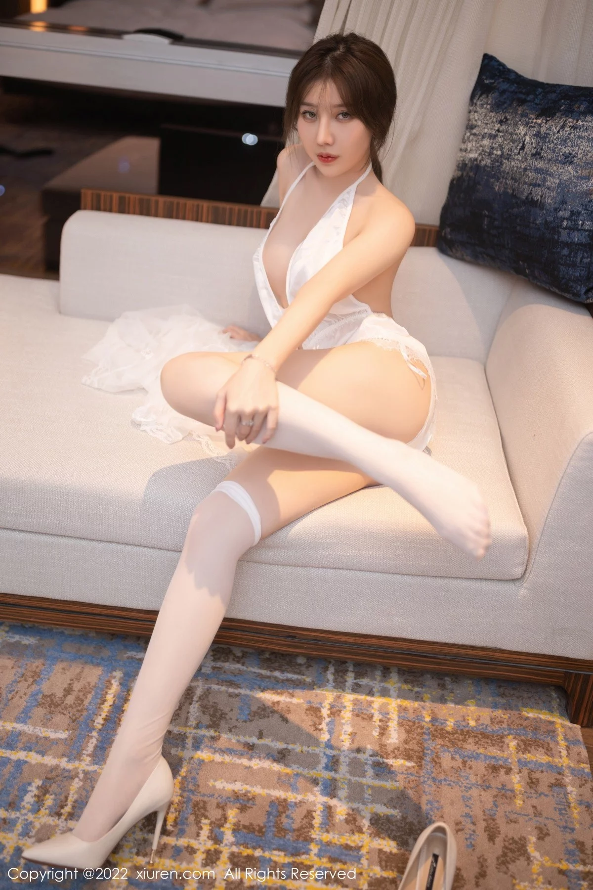 [[XiuRen秀人网]秀人网]No.4680_模特白幼幼性感白色透纱外衣配白丝袜秀曼妙身姿撩人诱惑写真74P