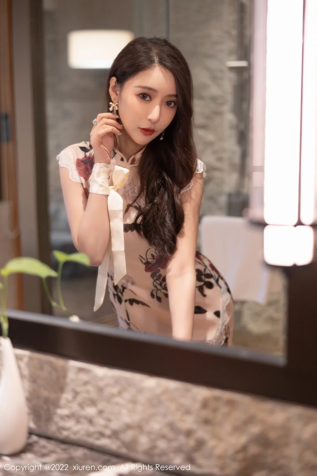 [[XiuRen秀人网]秀人网]No.4688_女神王馨瑶yanni脱花纹旗袍露性感紫色内衣超薄肉丝诱惑写真72P