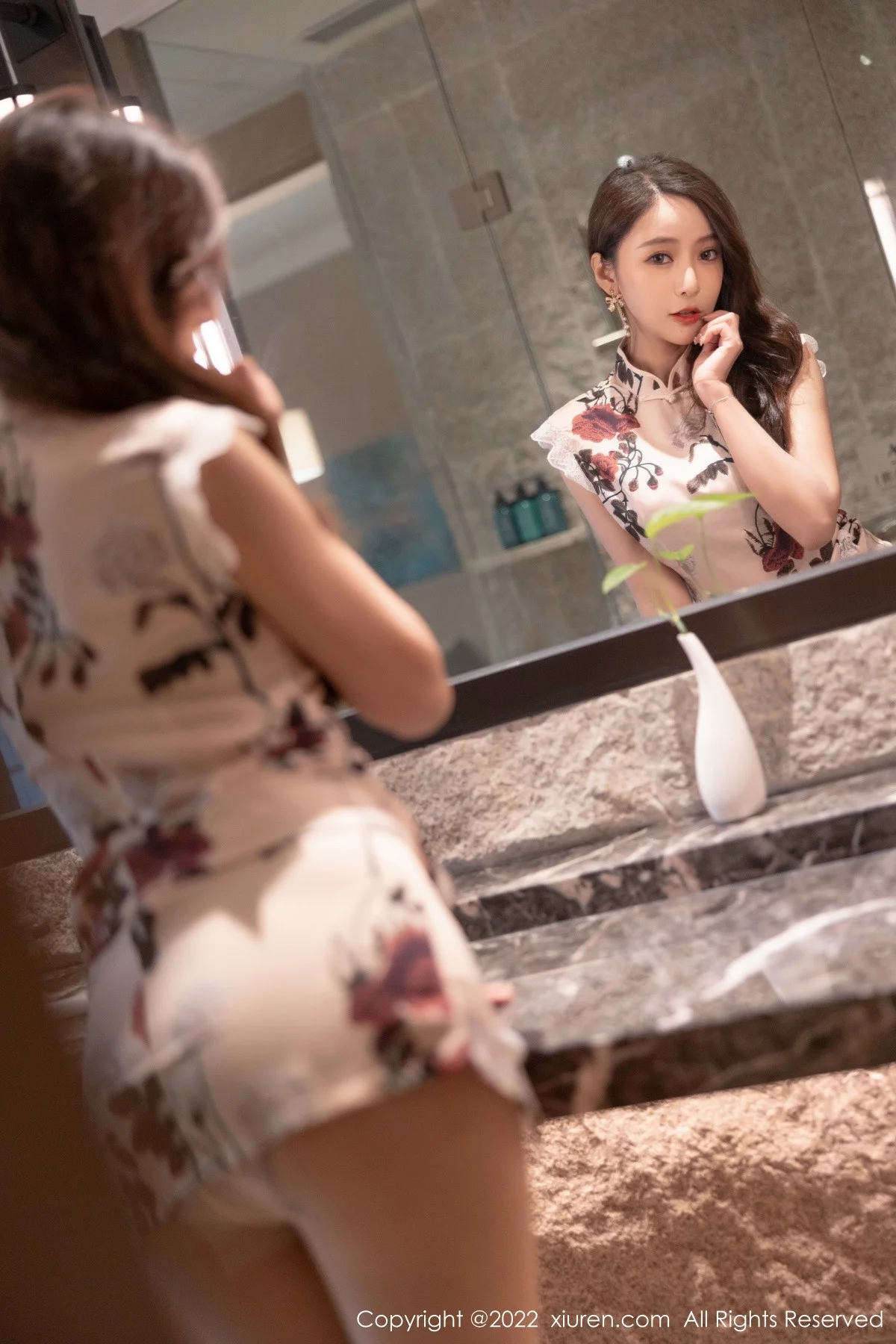 [[XiuRen秀人网]秀人网]No.4688_女神王馨瑶yanni脱花纹旗袍露性感紫色内衣超薄肉丝诱惑写真72P
