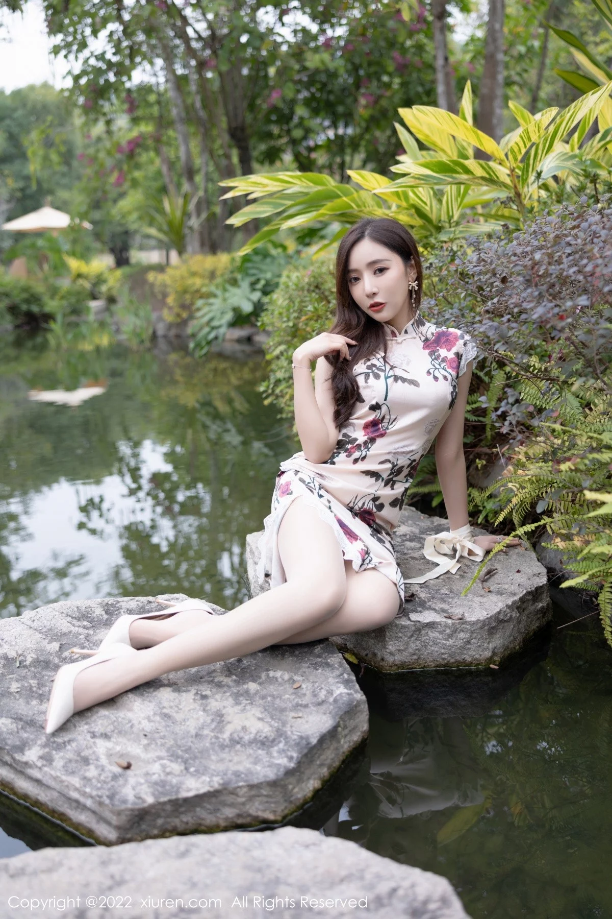 [[XiuRen秀人网]秀人网]No.4688_女神王馨瑶yanni脱花纹旗袍露性感紫色内衣超薄肉丝诱惑写真72P