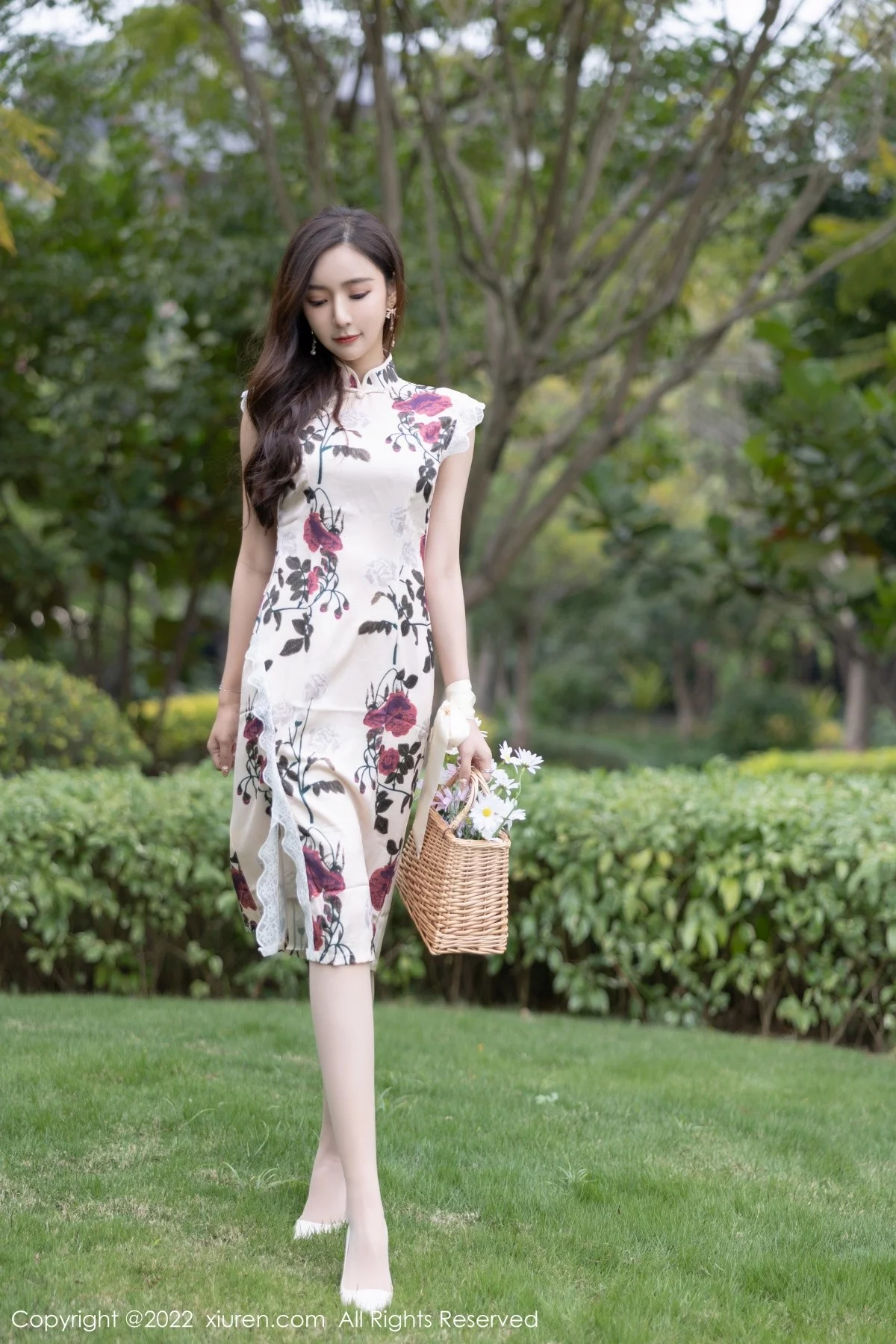 [[XiuRen秀人网]秀人网]No.4688_女神王馨瑶yanni脱花纹旗袍露性感紫色内衣超薄肉丝诱惑写真72P