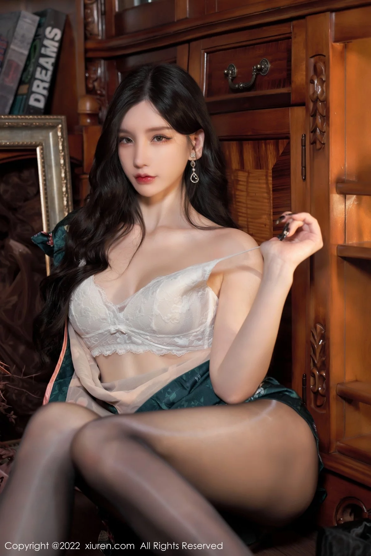 [[XiuRen秀人网]秀人网]No.4695_女神周于希Sally三亚旅拍脱旗袍露性感内衣无内黑丝极致魅惑写真80P