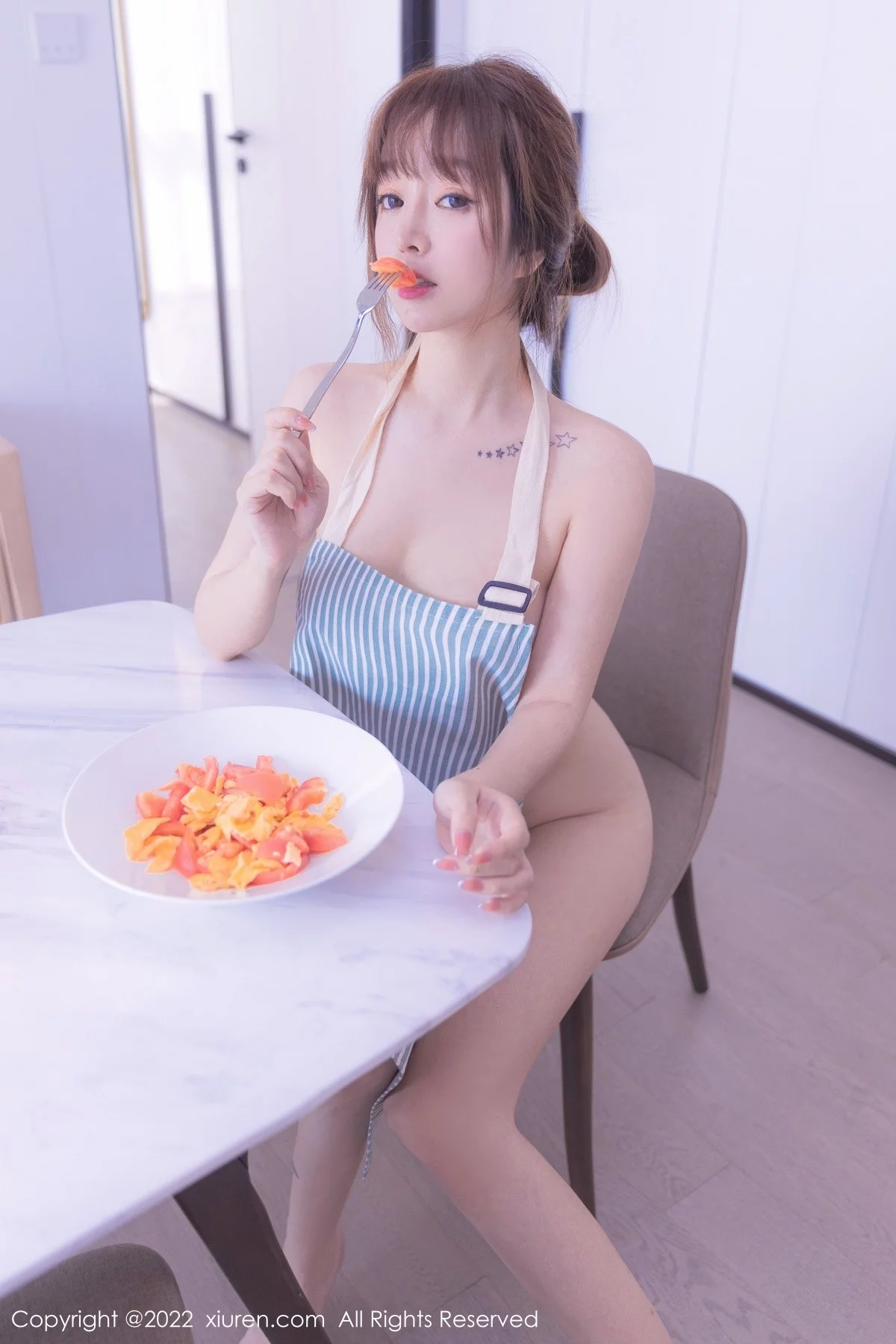 [[XiuRen秀人网]秀人网]No.4706_女神王雨纯居家美厨娘私房真空吊带围裙秀傲人上围迷人诱惑写真51P