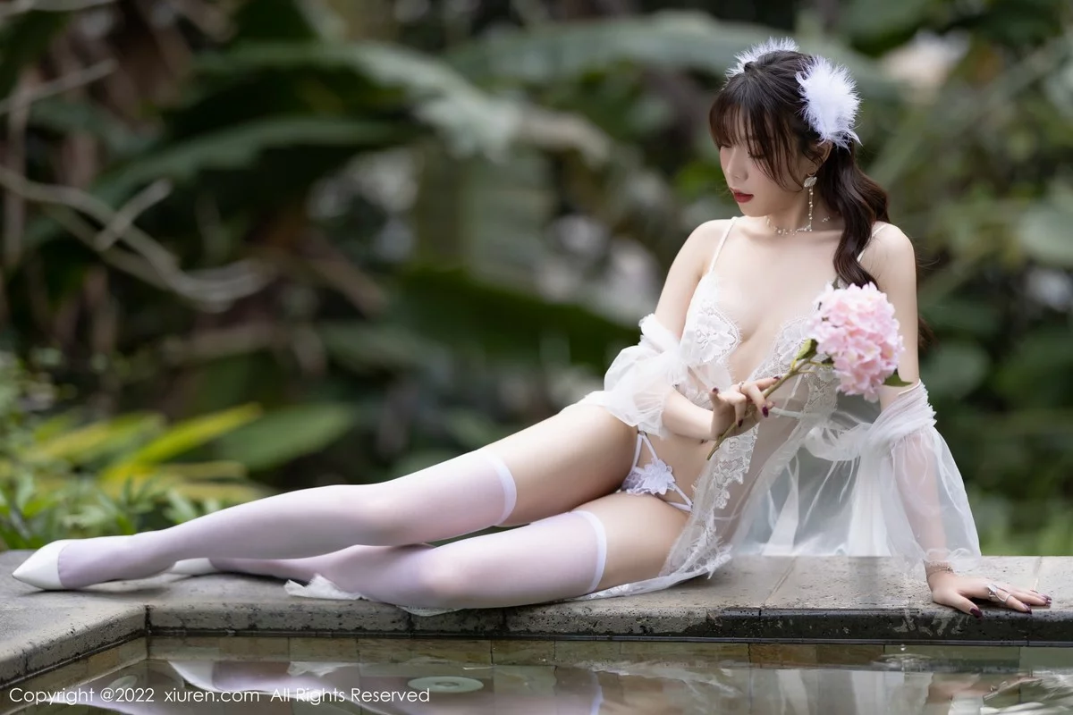 [[XiuRen秀人网]秀人网]No.4704_女神芝芝Booty户外白色轻透蕾丝配白丝袜秀惹火身材诱惑写真72P