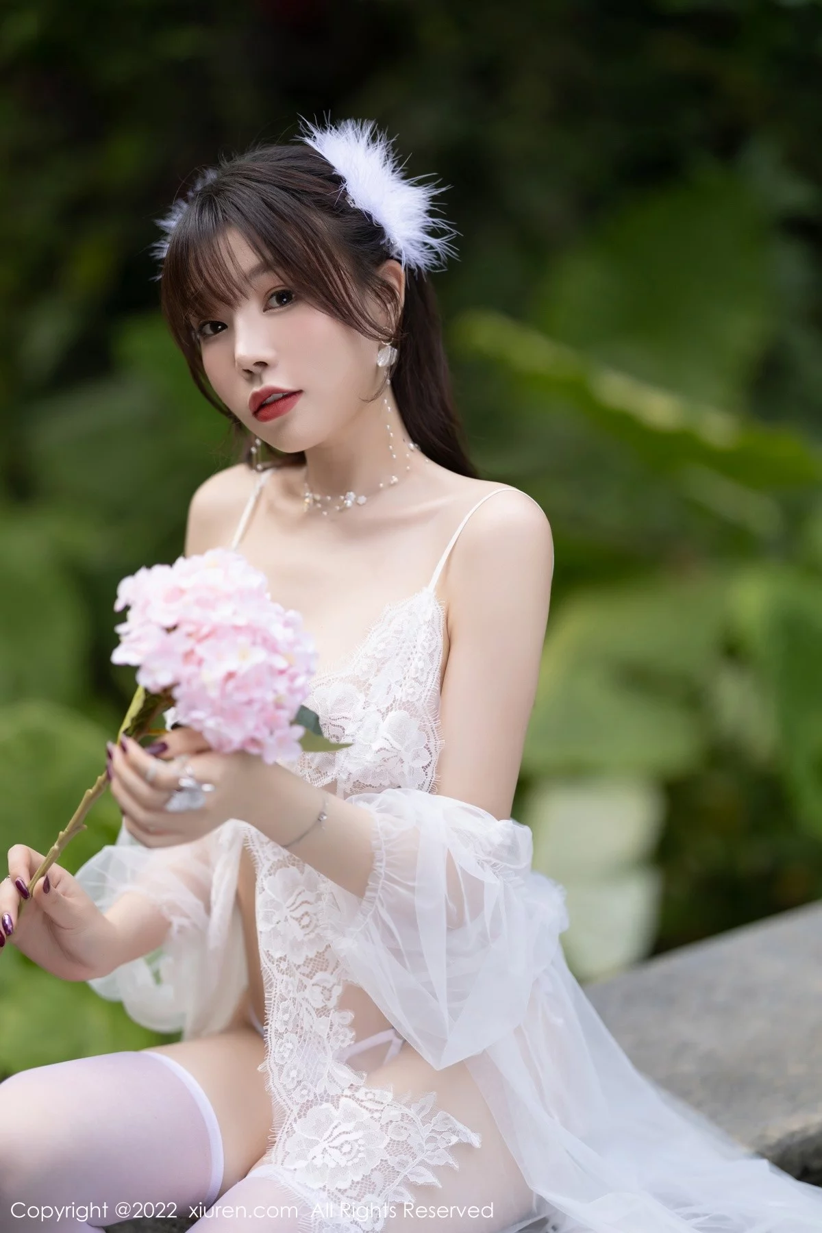 [[XiuRen秀人网]秀人网]No.4704_女神芝芝Booty户外白色轻透蕾丝配白丝袜秀惹火身材诱惑写真72P