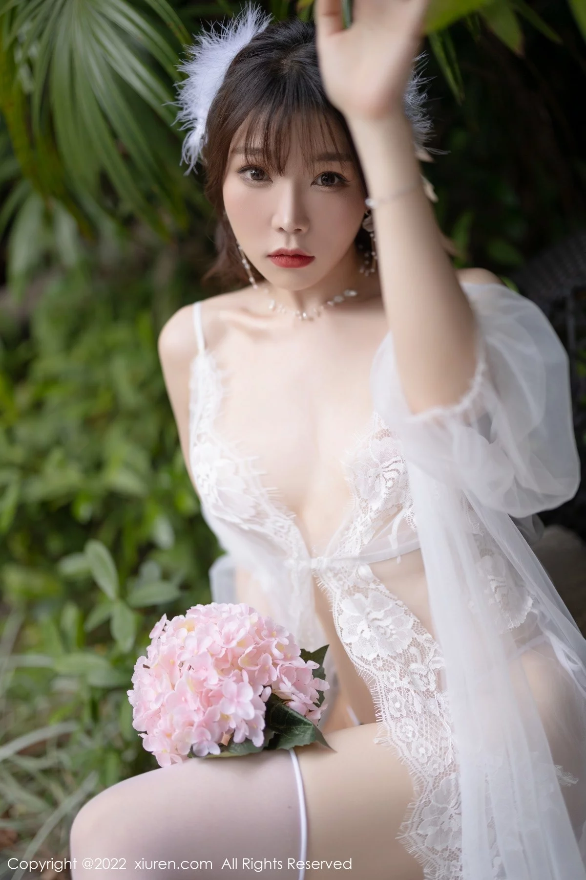 [[XiuRen秀人网]秀人网]No.4704_女神芝芝Booty户外白色轻透蕾丝配白丝袜秀惹火身材诱惑写真72P