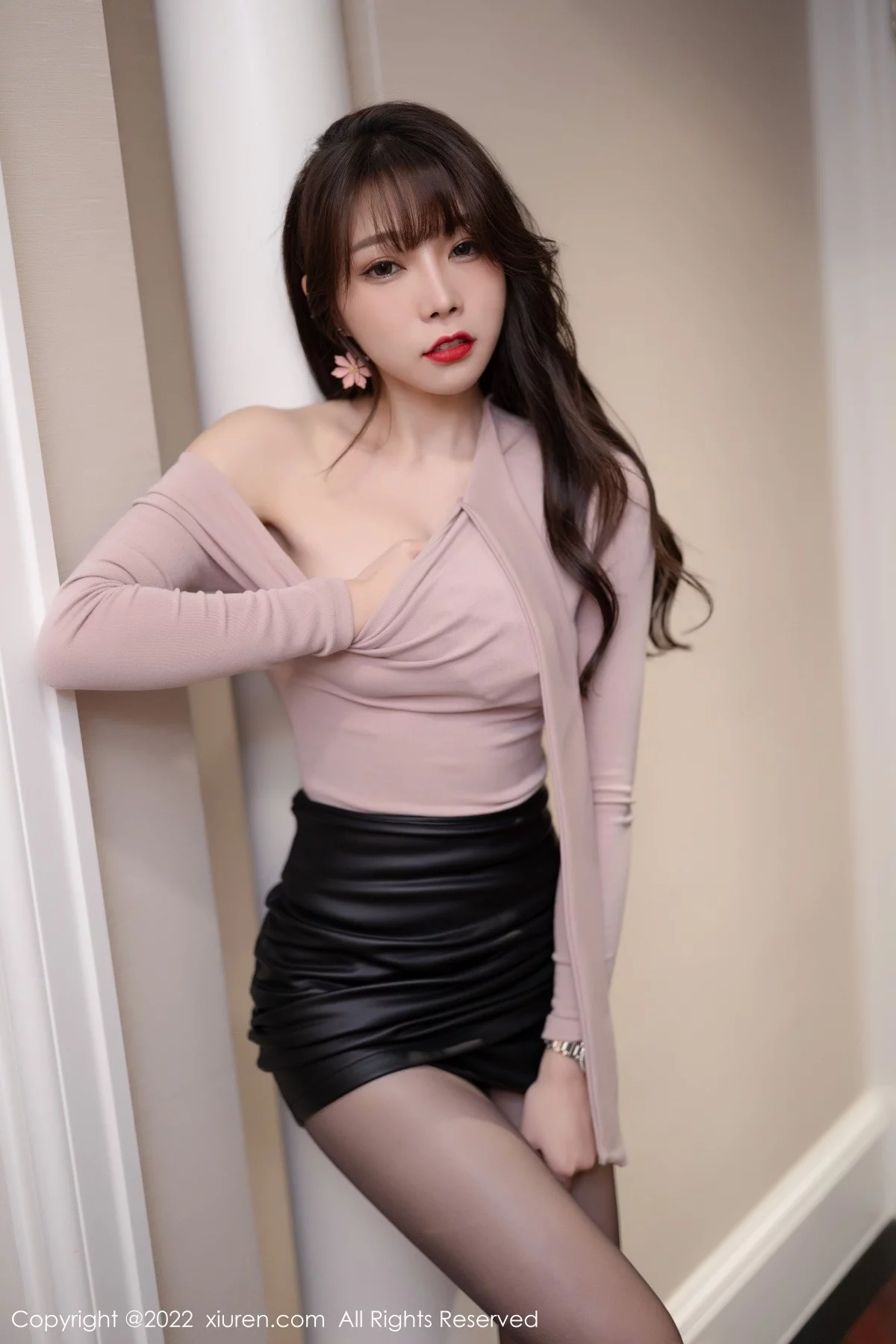 [[XiuRen秀人网]秀人网]No.4606_女神芝芝Booty粉色收身上衣配黑色短裙超薄黑丝撩人诱惑写真78P