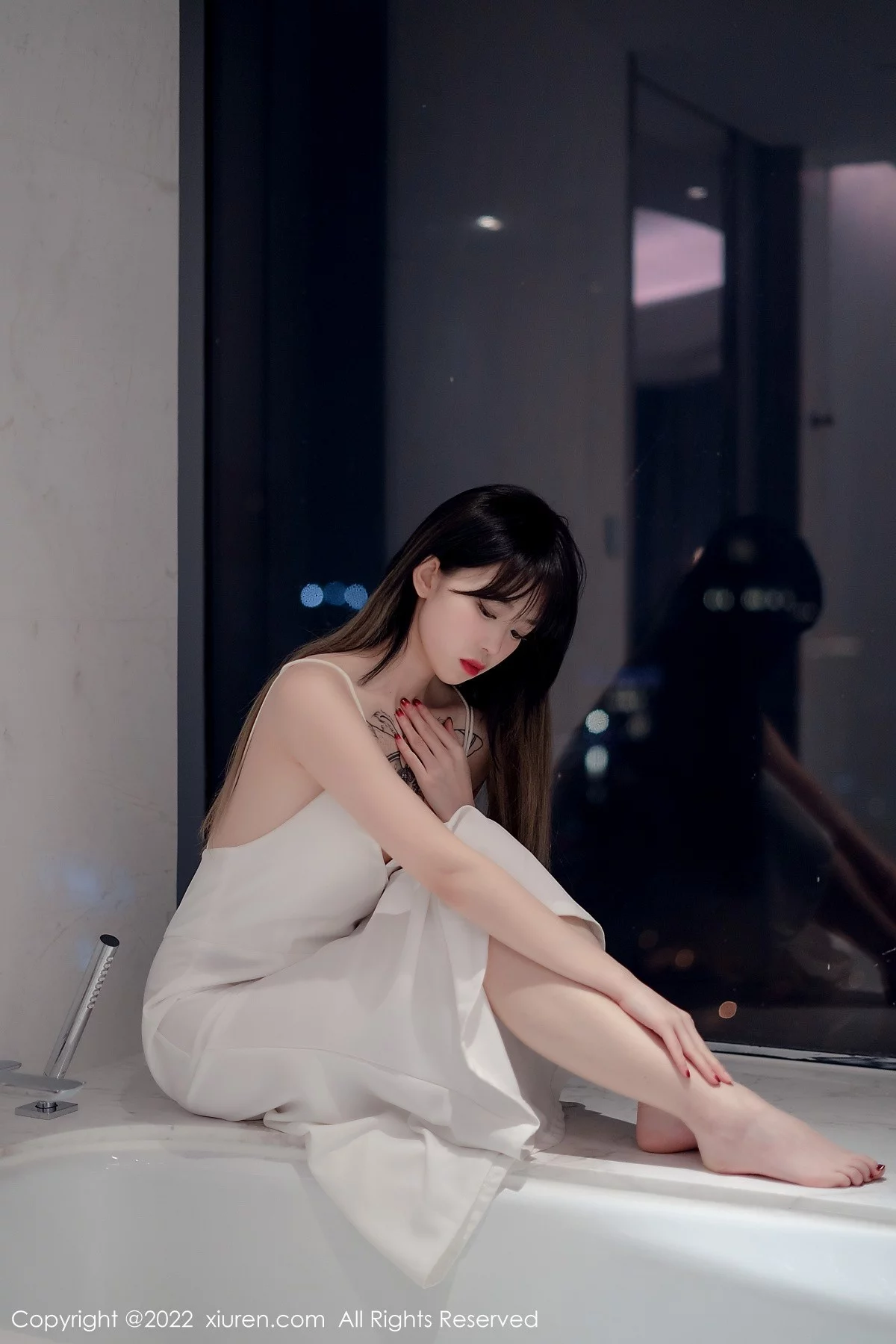 [[XiuRen秀人网]秀人网]No.4611_模特奶瓶私房浴室白色轻透薄纱吊带长裙半撩秀美腿诱惑写真55P