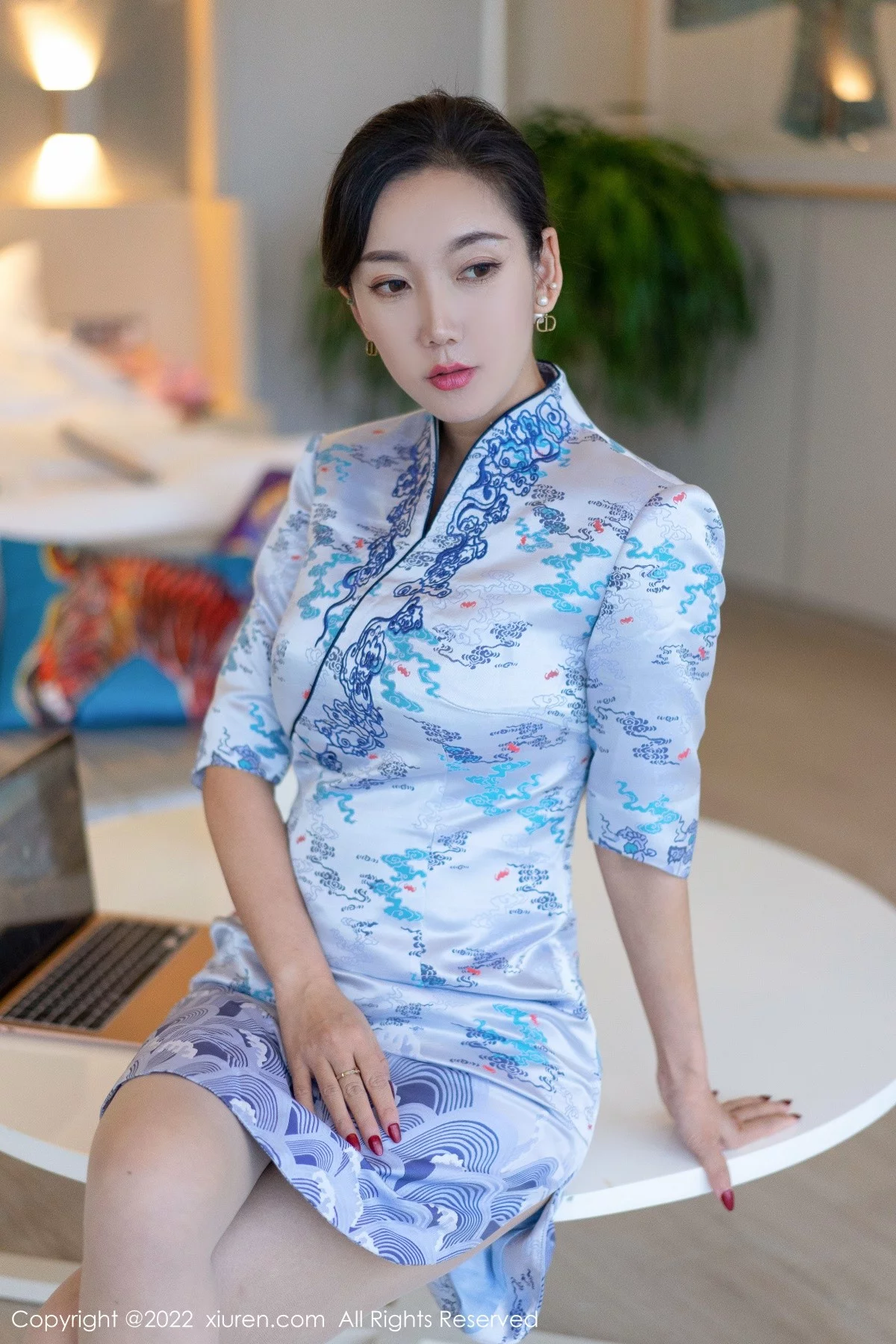 [[XiuRen秀人网]秀人网]No.4613_模特艾静香三亚旅拍蓝色旗袍露米色内衣配原色丝袜诱惑写真40P