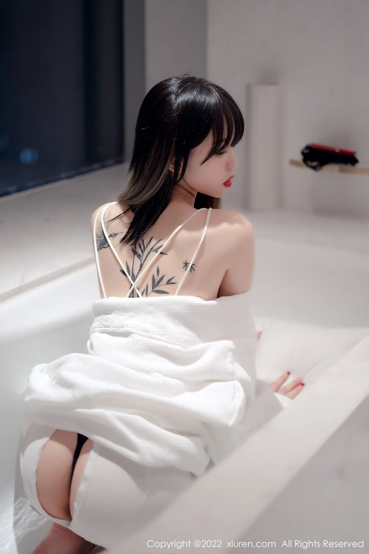[[XiuRen秀人网]秀人网]No.4611_模特奶瓶私房浴室白色轻透薄纱吊带长裙半撩秀美腿诱惑写真55P