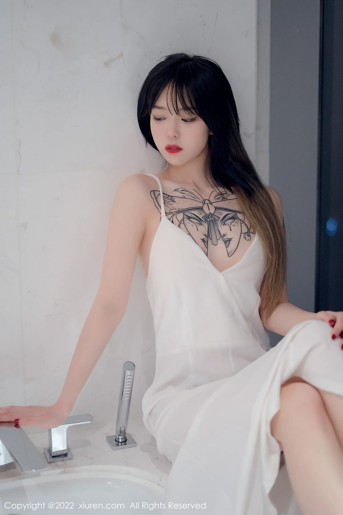 [[XiuRen秀人网]秀人网]No.4611_模特奶瓶私房浴室白色轻透薄纱吊带长裙半撩秀美腿诱惑写真55P