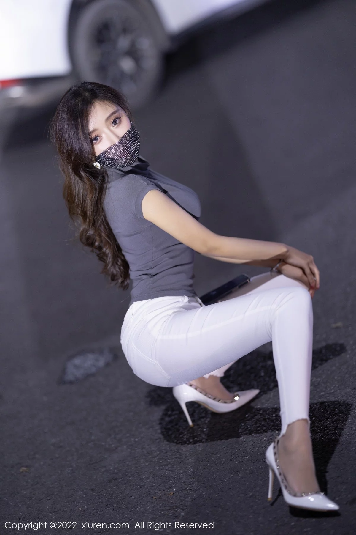 [[XiuRen秀人网]秀人网]No.4621_女神王馨瑶yanni深灰色收身上衣配白色长裤秀完美身材诱惑写真72P