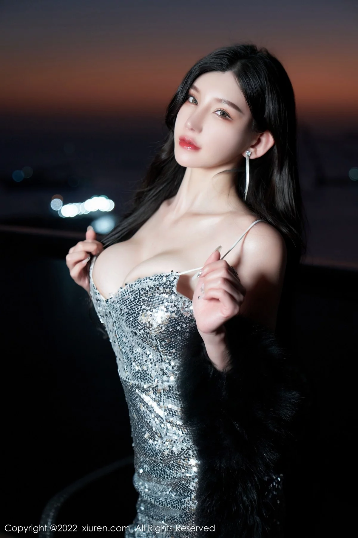 [[XiuRen秀人网]秀人网]No.4628_女神周于希Sally三亚旅拍闪亮银色吊裙配白丝吊袜极致诱惑写真70P