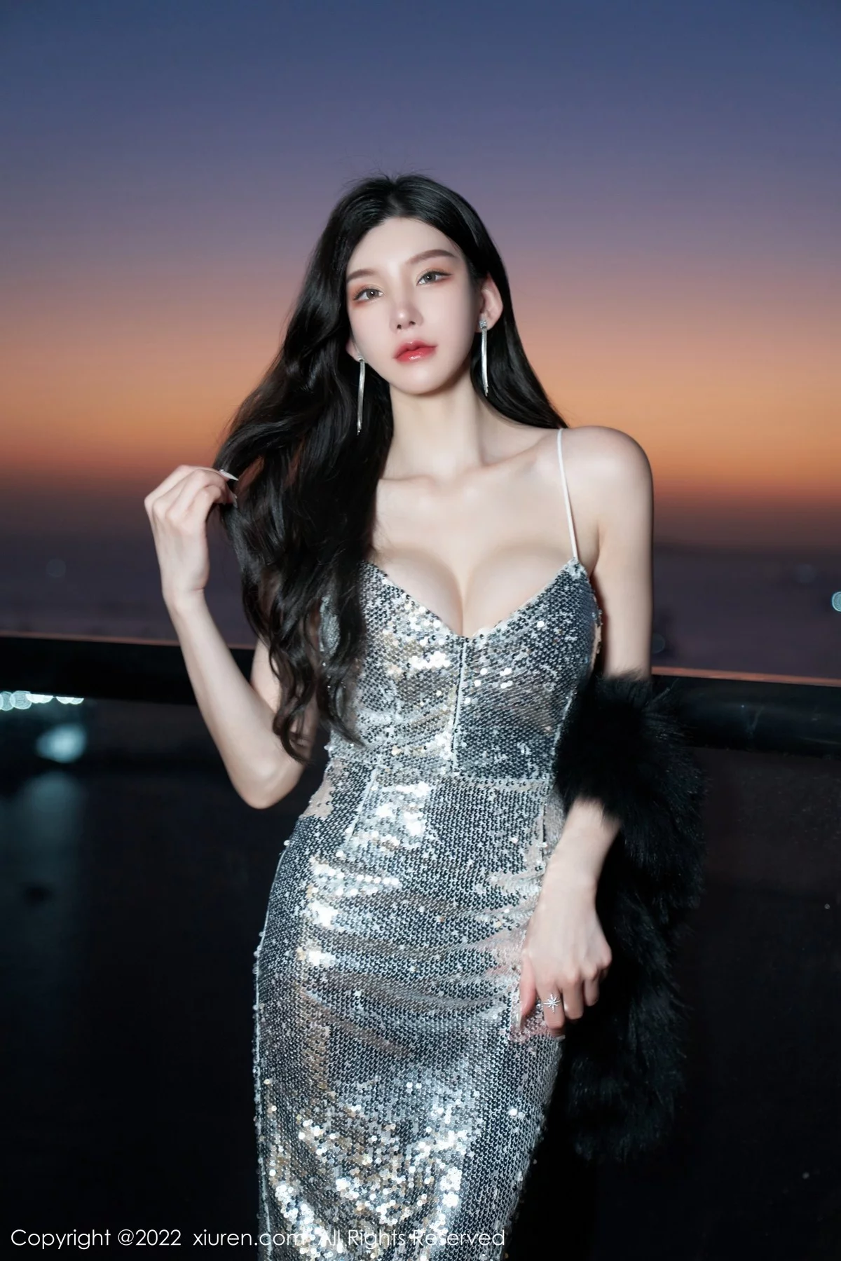 [[XiuRen秀人网]秀人网]No.4628_女神周于希Sally三亚旅拍闪亮银色吊裙配白丝吊袜极致诱惑写真70P