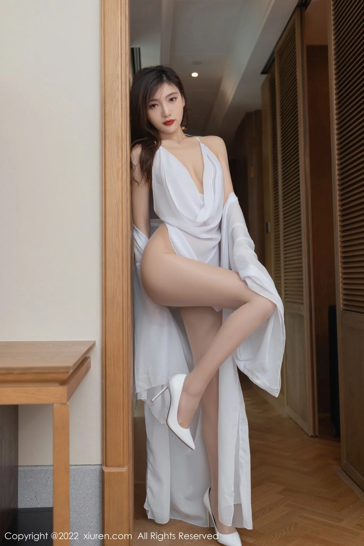 [[XiuRen秀人网]秀人网]No.4835_模特陆萱萱珠三角旅拍性感白色轻透服饰配超薄肉丝惹火诱惑写真78P