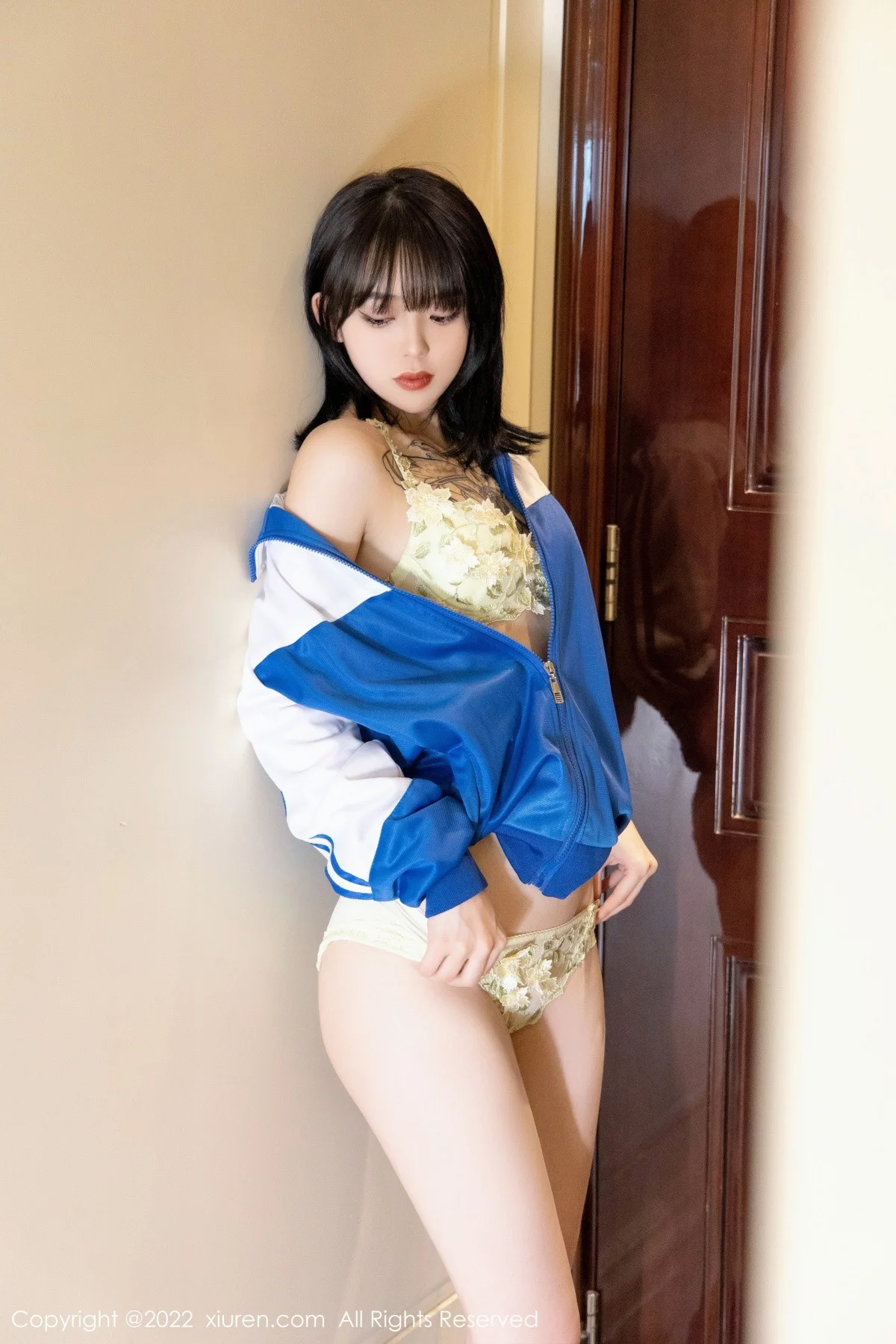[[XiuRen秀人网]秀人网]No.4838_模特奶瓶私房半脱蓝白运动服露性感黄色内衣秀完美身材诱惑写真70P