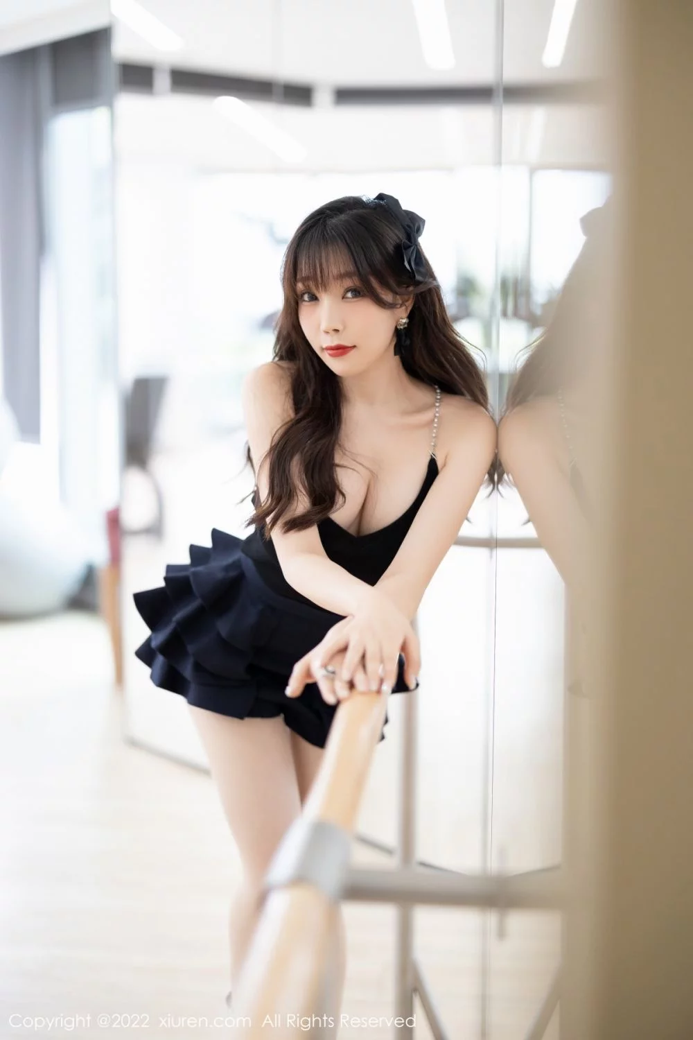 [[XiuRen秀人网]秀人网]No.4840_女神芝芝Booty性感深V吊裙配肉丝+白色蕾丝内衣撩人诱惑写真76P