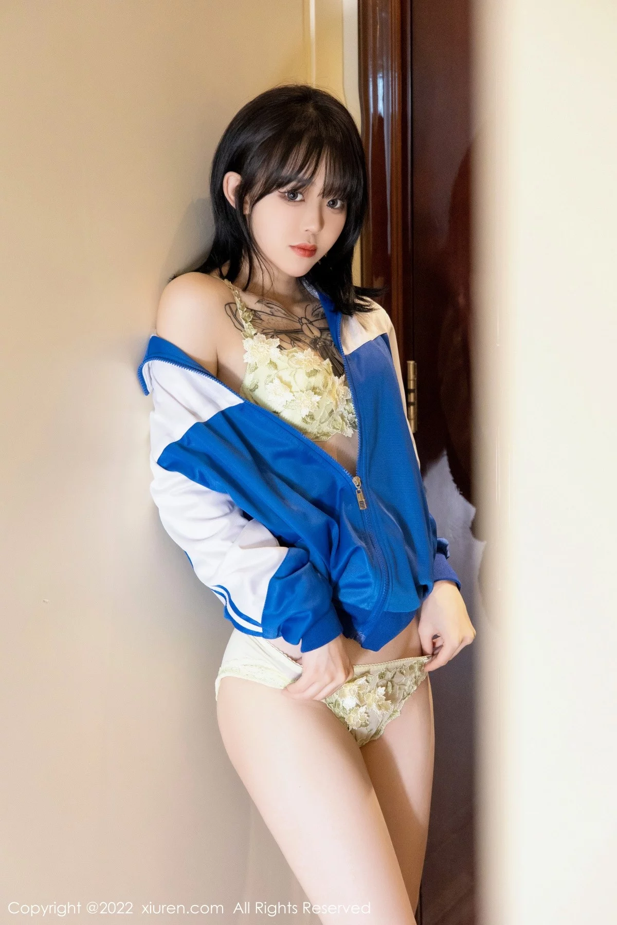 [[XiuRen秀人网]秀人网]No.4838_模特奶瓶私房半脱蓝白运动服露性感黄色内衣秀完美身材诱惑写真70P
