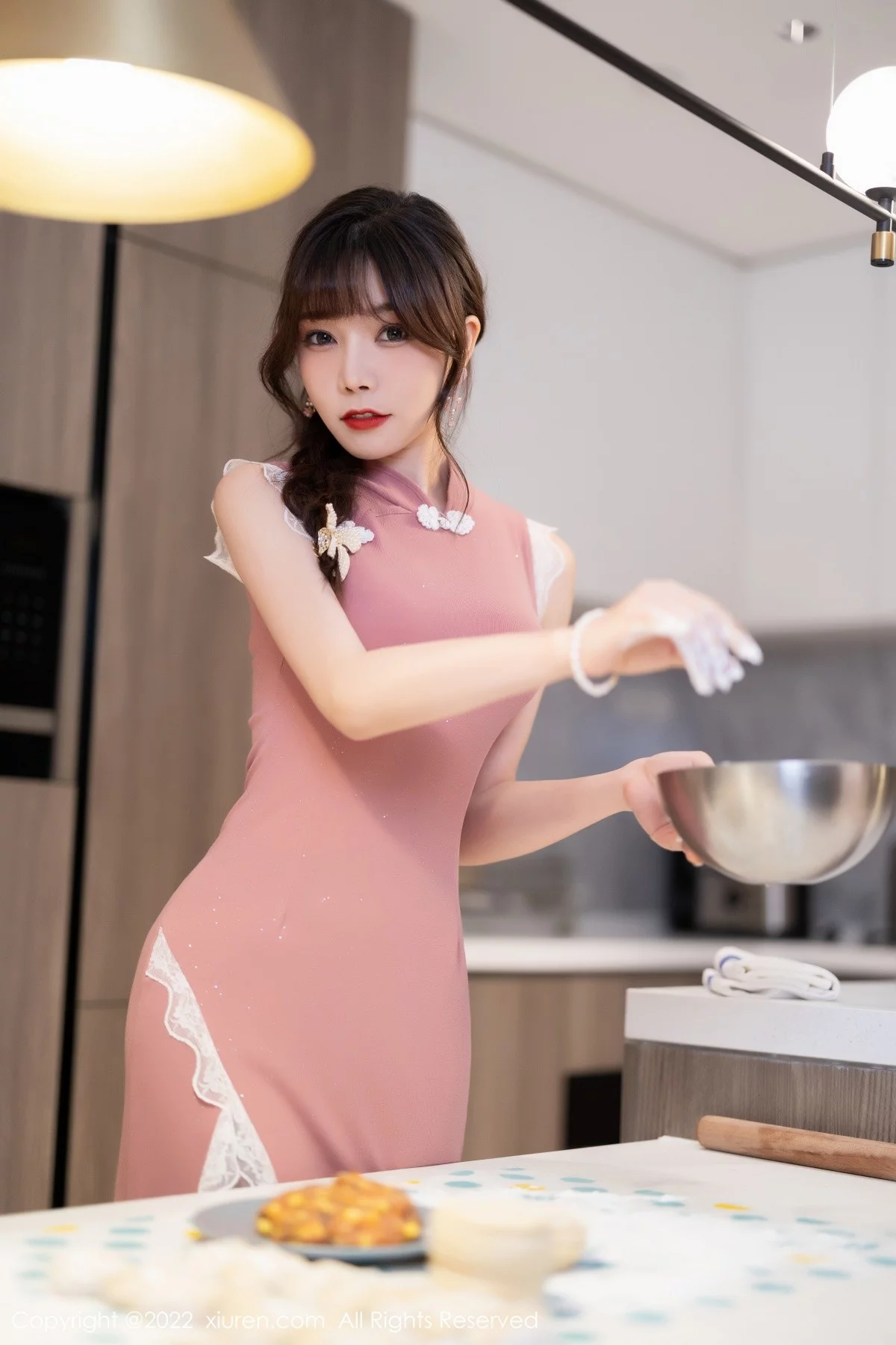 [[XiuRen秀人网]秀人网]No.4848_女神芝芝Booty厨娘角色主题粉红色旗袍配黑丝裤袜极致魅惑写真78P